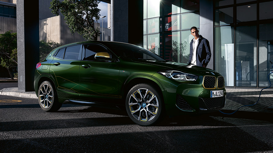 BMW X2 F39 metalíza Sanremo Green bočný pohľad s osobou BMW X2 F39 metalíza Sanremo Green bočný pohľad s osobou