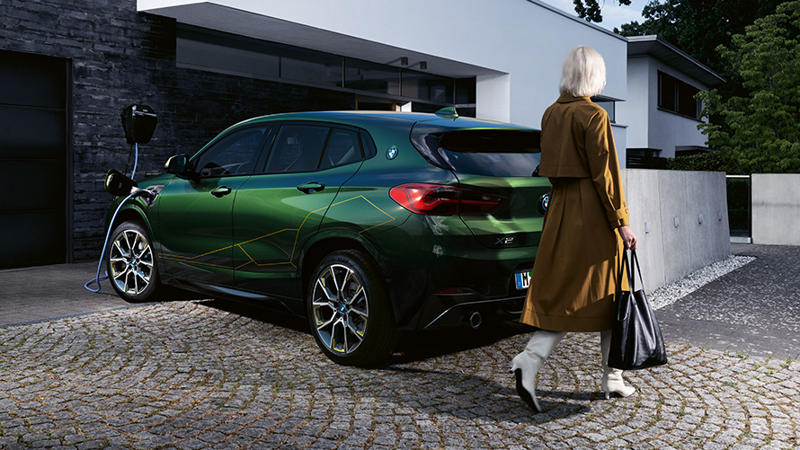 BMW X2 F39 metalíza Sanremo Green zadobočný pohľad s osobou BMW X2 F39 metalíza Sanremo Green zadobočný pohľad s osobou