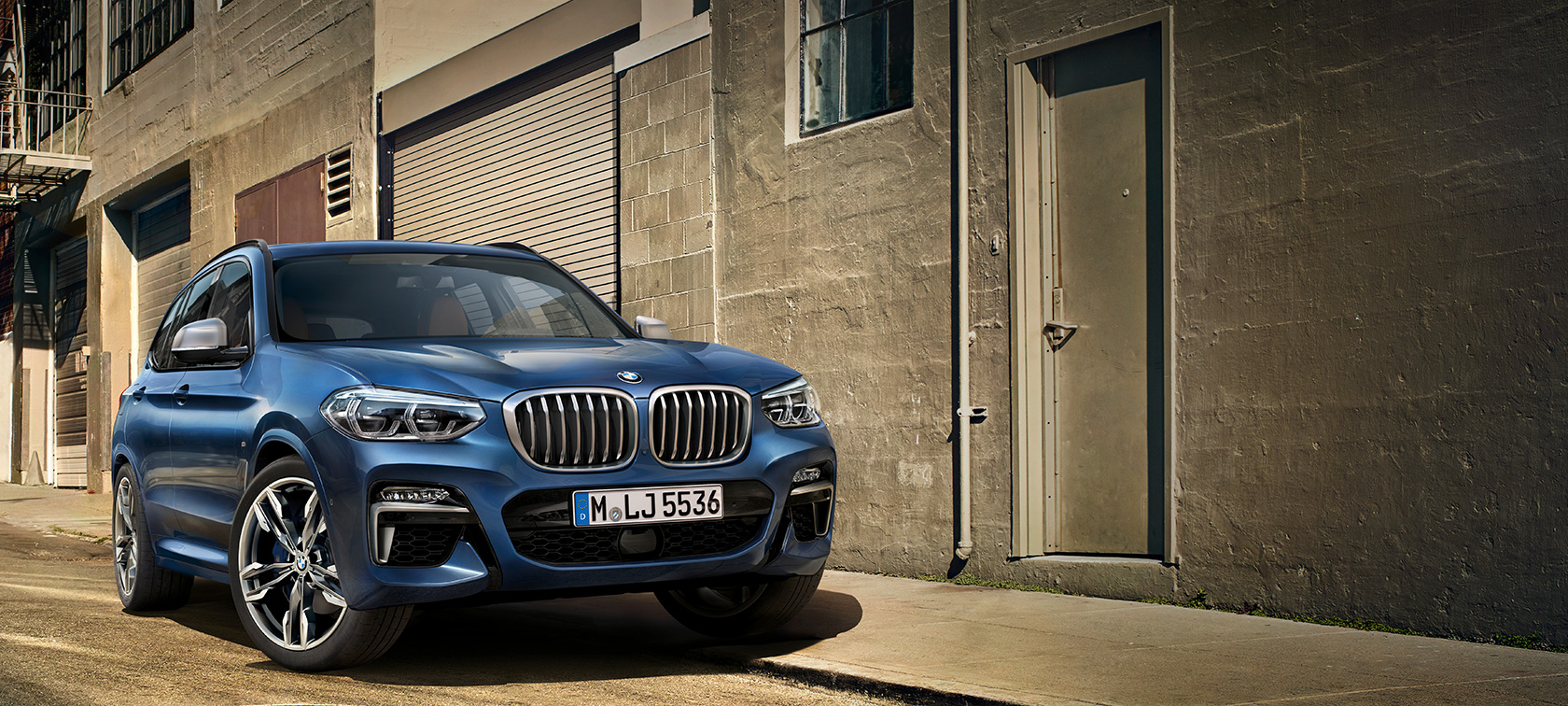 BMW X3 M40i, snímka spredu pred stenou domu BMW X3 M40i, snímka spredu pred stenou domu