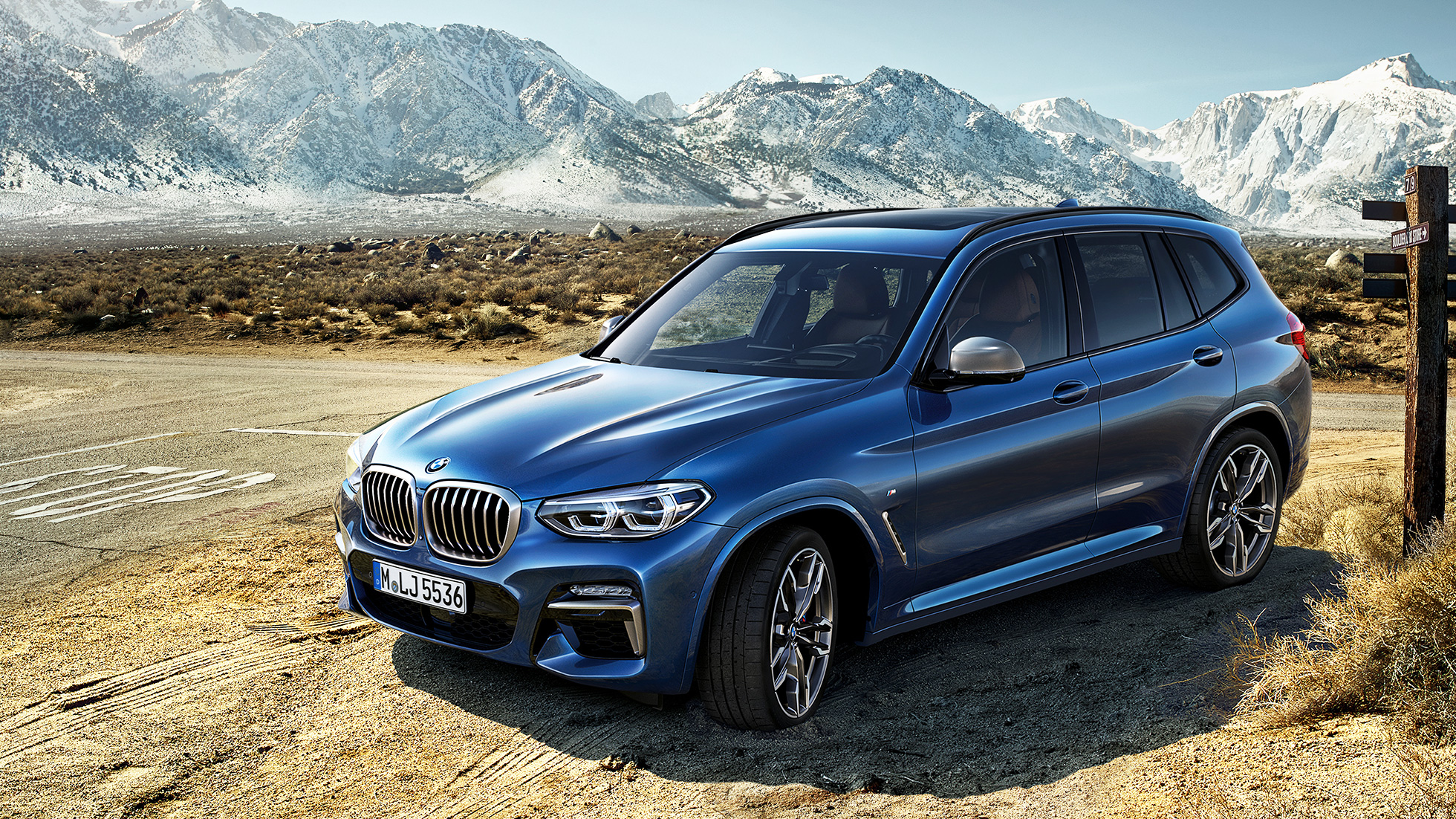 BMW X3 M40i, trojštvrťový predný pohľad v horskej scenérii BMW X3 M40i, trojštvrťový predný pohľad v horskej scenérii