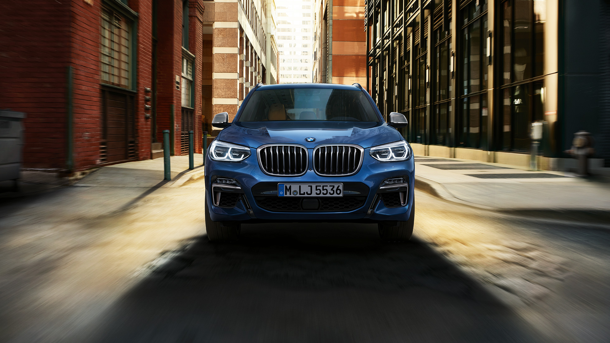BMW X3 M40i, snímka spredu pred kulisami mesta BMW X3 M40i, snímka spredu pred kulisami mesta