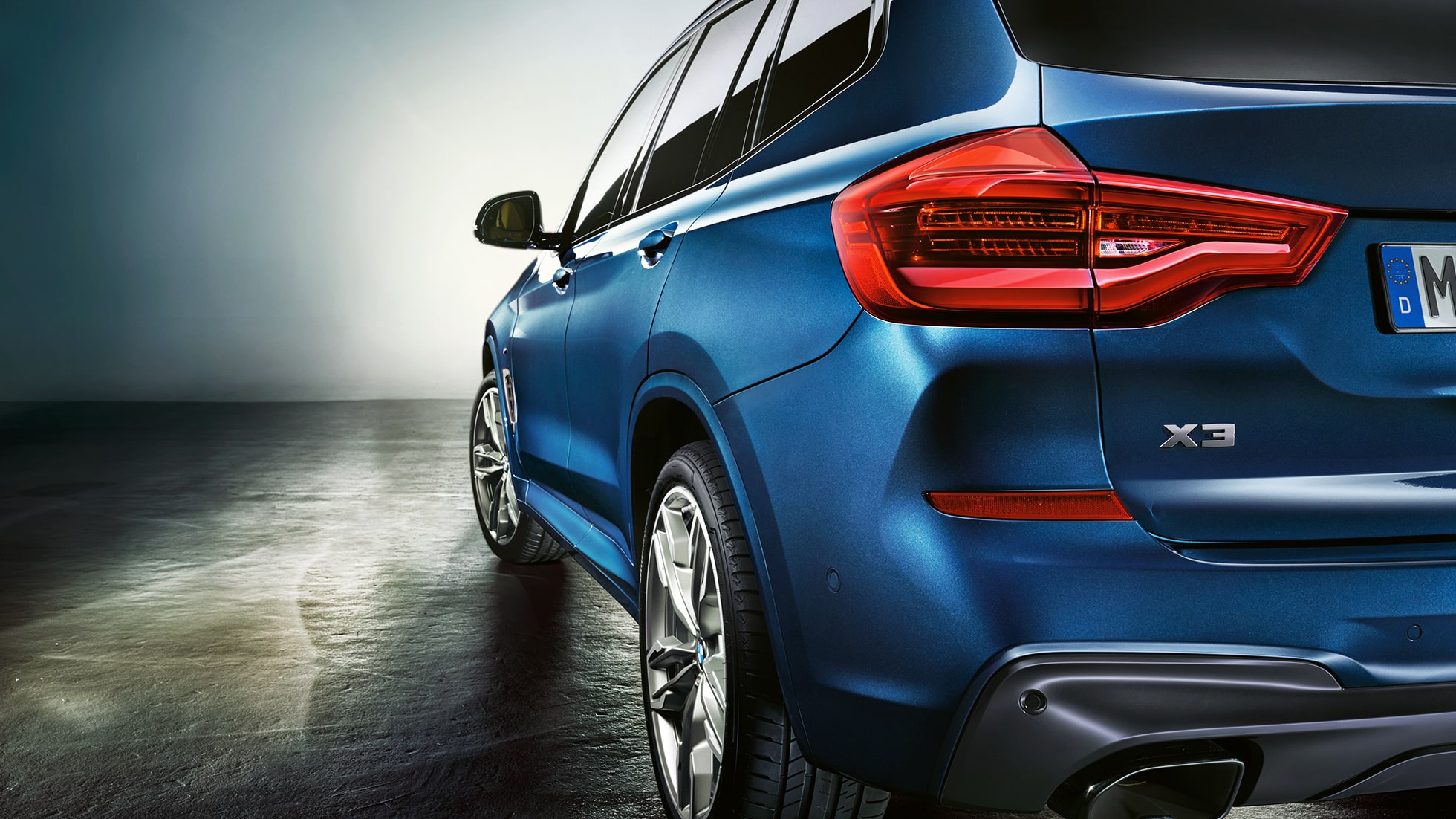BMW X3 M40i, trojštvrťový zadný pohľad s LED zadnými svetlami BMW X3 M40i, trojštvrťový zadný pohľad s LED zadnými svetlami