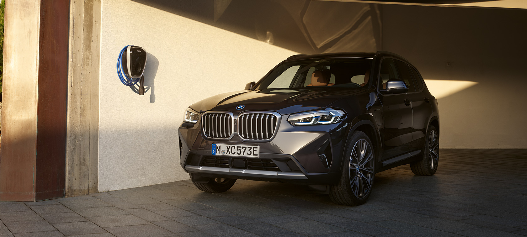 Plug-in hybrid BMW X3 xDrive30e G01 Sophisto Grey 2021 Plug-in hybrid BMW X3 xDrive30e G01 Sophisto Grey predobočný záber statický 2021