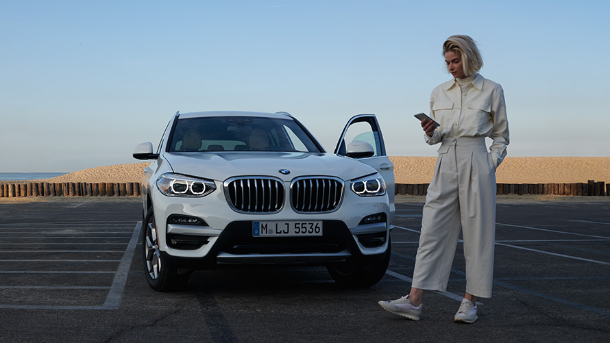 BMW X3 G01 Aplikácia BMW katalógy žena pri BMW 2021 BMW X3 G01 Aplikácia BMW katalógy 2021
