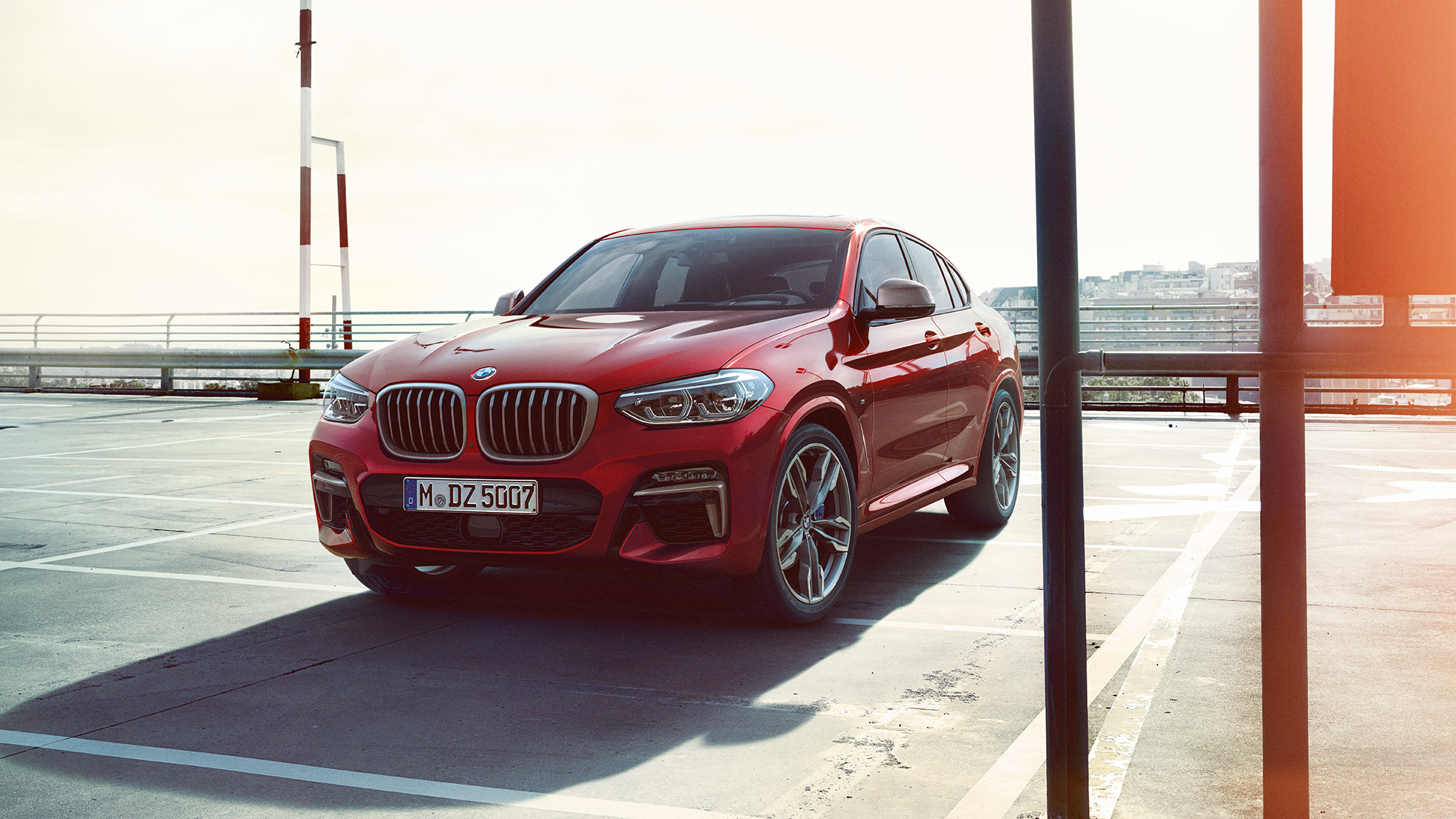 BMW X4 exteriér BMW X4 M40i G02 2018 Flamenco Red s briliantovým efektom predobočný pohľad