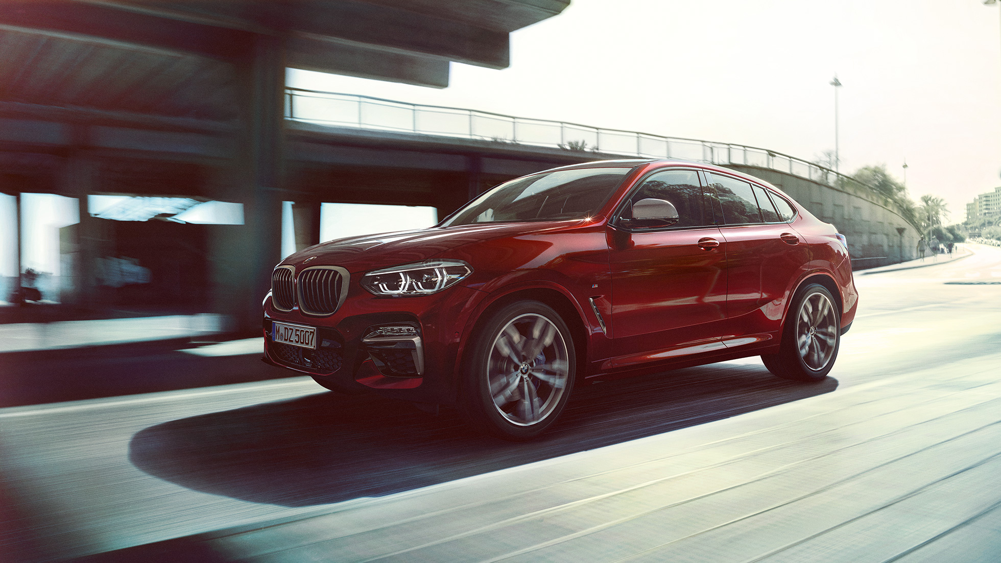 Dynamická predná časť BMW X4 BMW X4 M40i G02 2018 Flamenco Red s briliantovým efektom predobočný pohľad