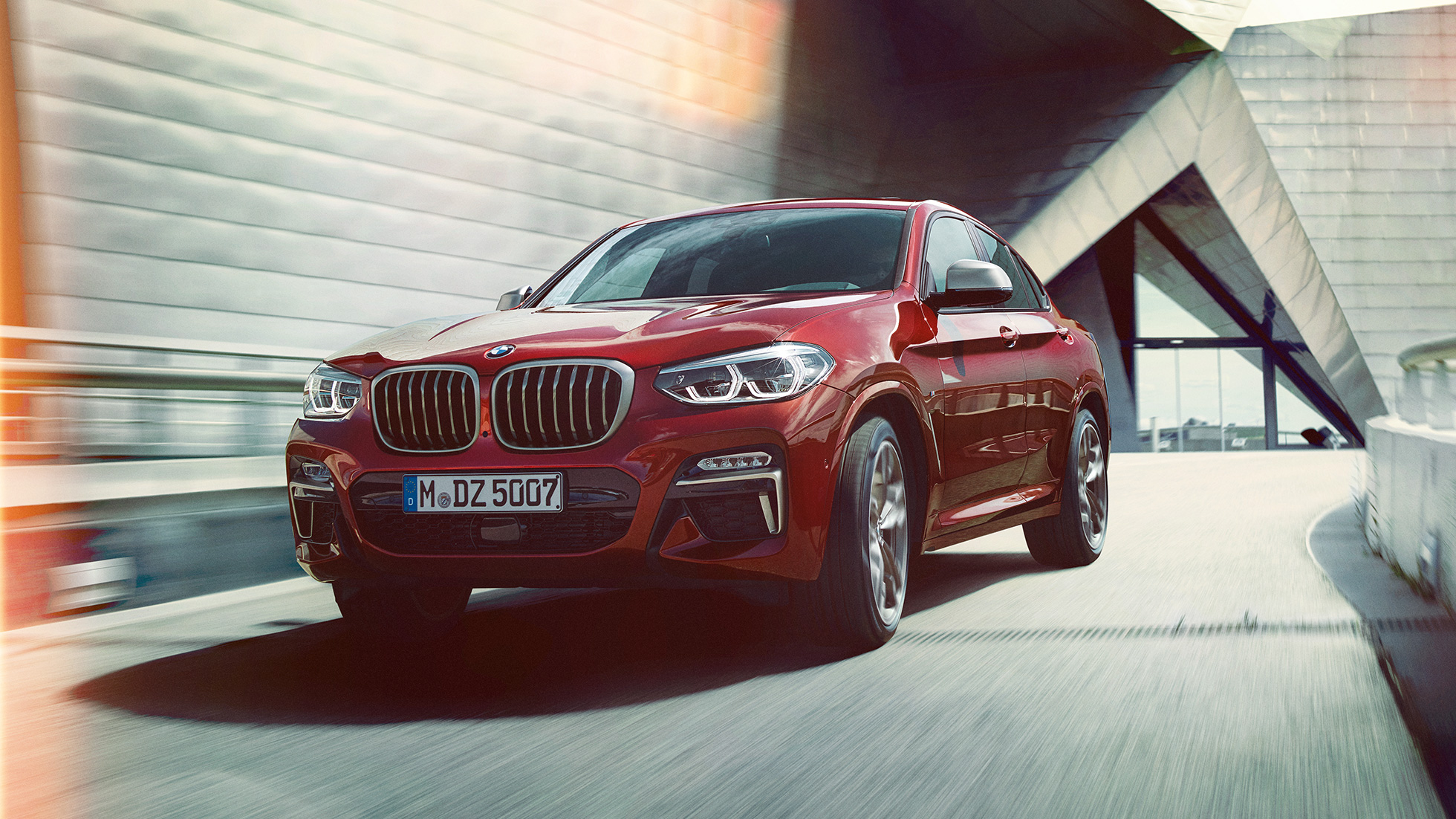 Predobočný záber BMW X4 BMW X4 M40i G02 2018 Flamenco Red s briliantovým efektom predobočný záber