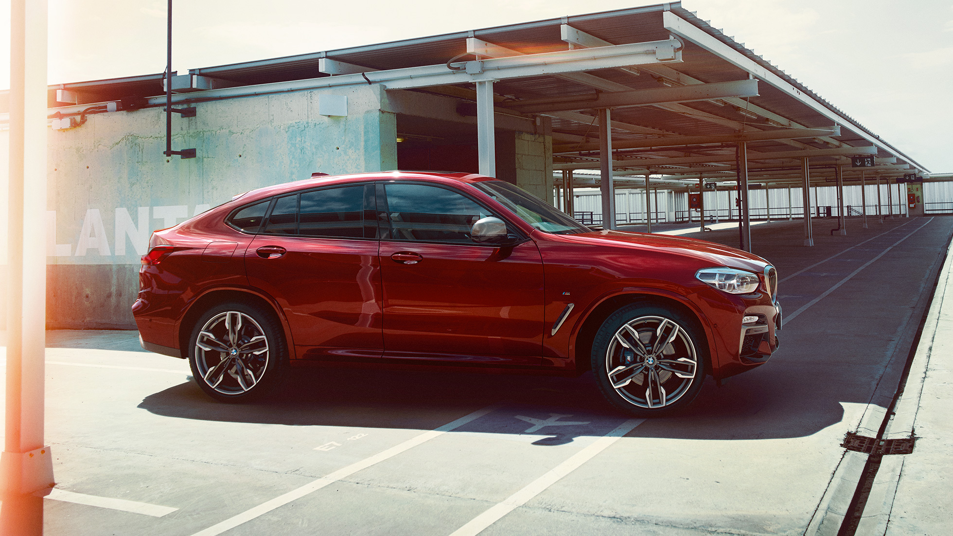 Športová silueta BMW X4 Športová silueta BMW X4 M40i G02 2018 Flamenco Red s briliantovým efektom bočný pohľad
