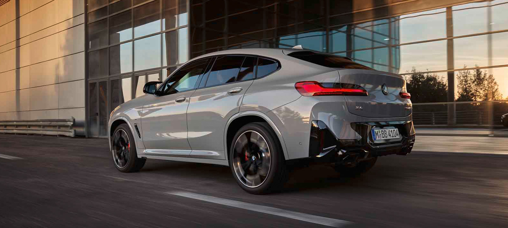 BMW X4 G02 zadobočný pohľad jazdný 2021 BMW X4 G02 zadobočný pohľad jazdný 2021