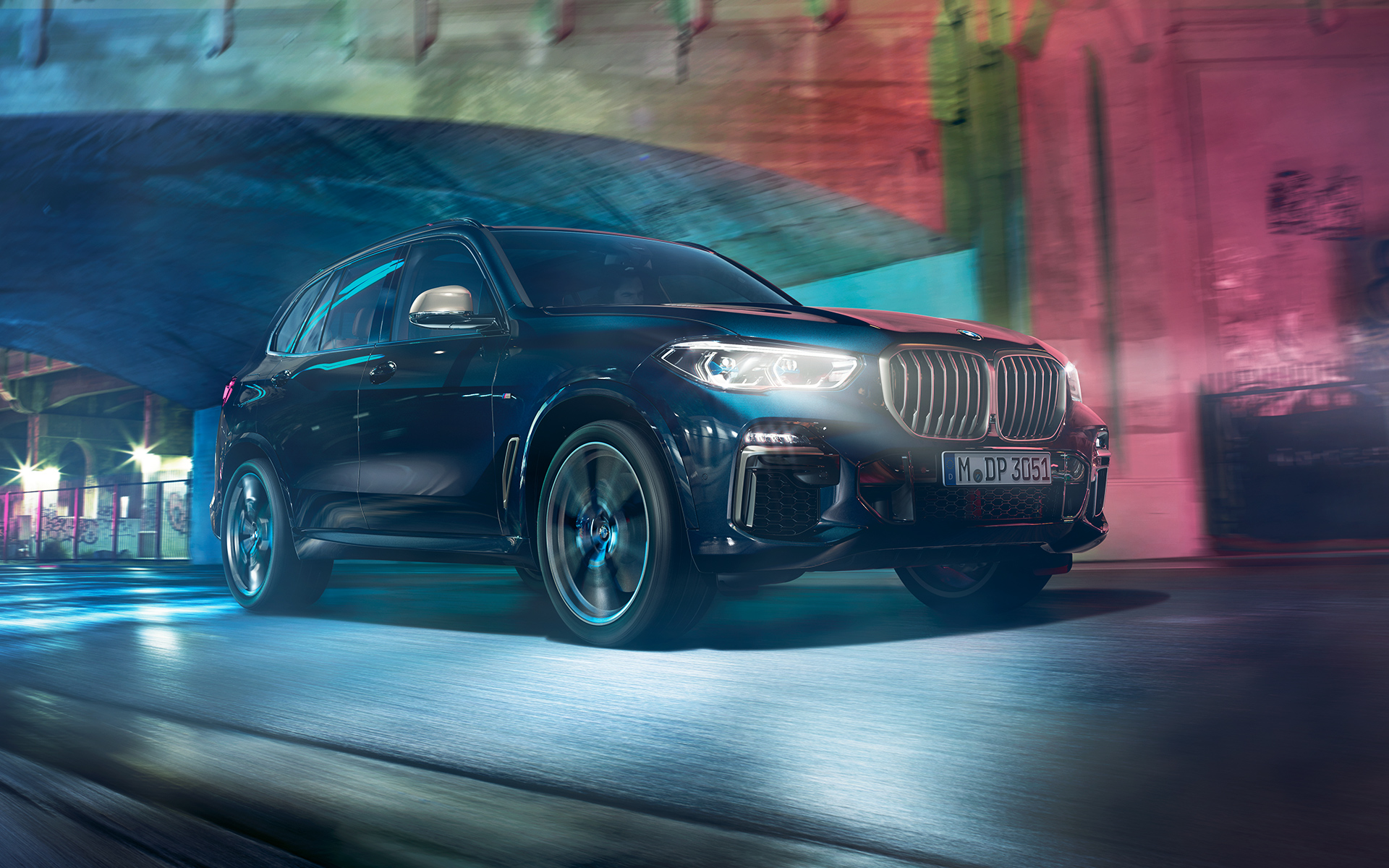 BMW X5 M50d v akcii Jazdný záber BMW X5 M50d v nočnom mestskom prostredí