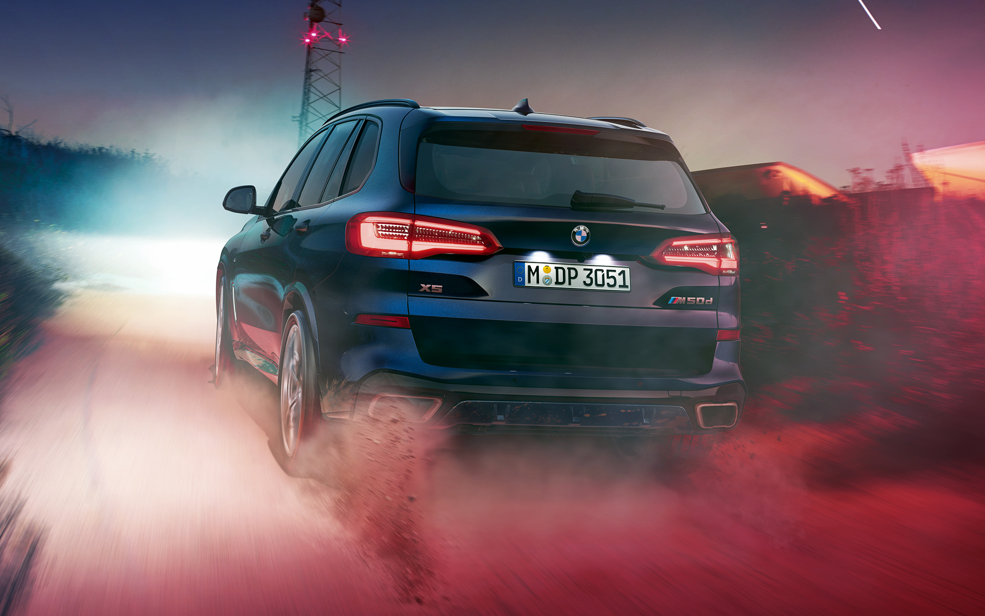 BMW X5 M50d zozadu Zadný pohľad na BMW X5 M50d v nočnom mestskom prostredí