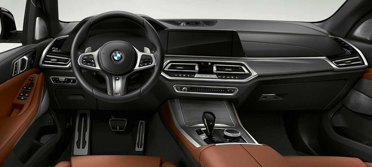 BMW X5 M50d interiér Interiér BMW X5 M50d s kokpitom, prístrojovým panelom a stredovou konzolou