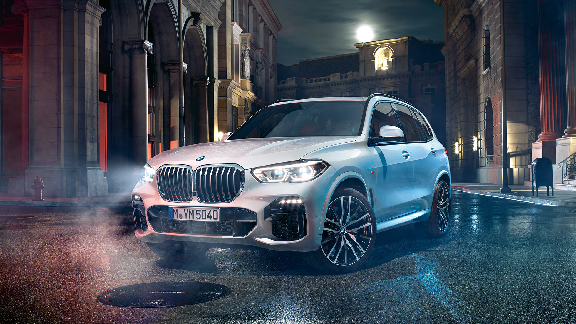 BMW X5 predobočný pohľad BMW X5 G05 2018 metalíza Mineral White predobočný pohľad statický v noci