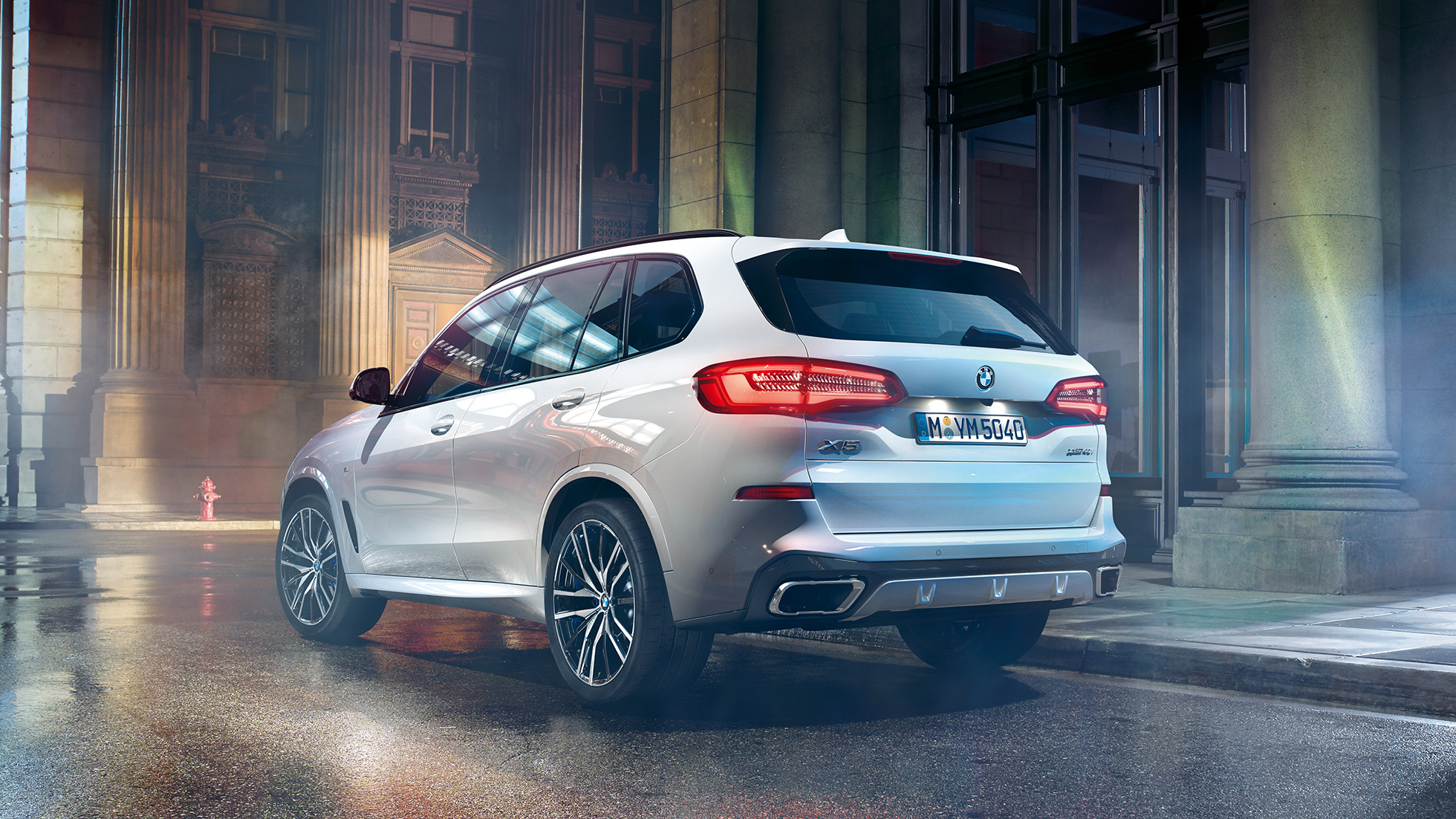 BMW X5 xDrive40i zadobočný pohľad BMW X5 xDrive40i G05 2018 metalíza Mineral White zadobočný pohľad