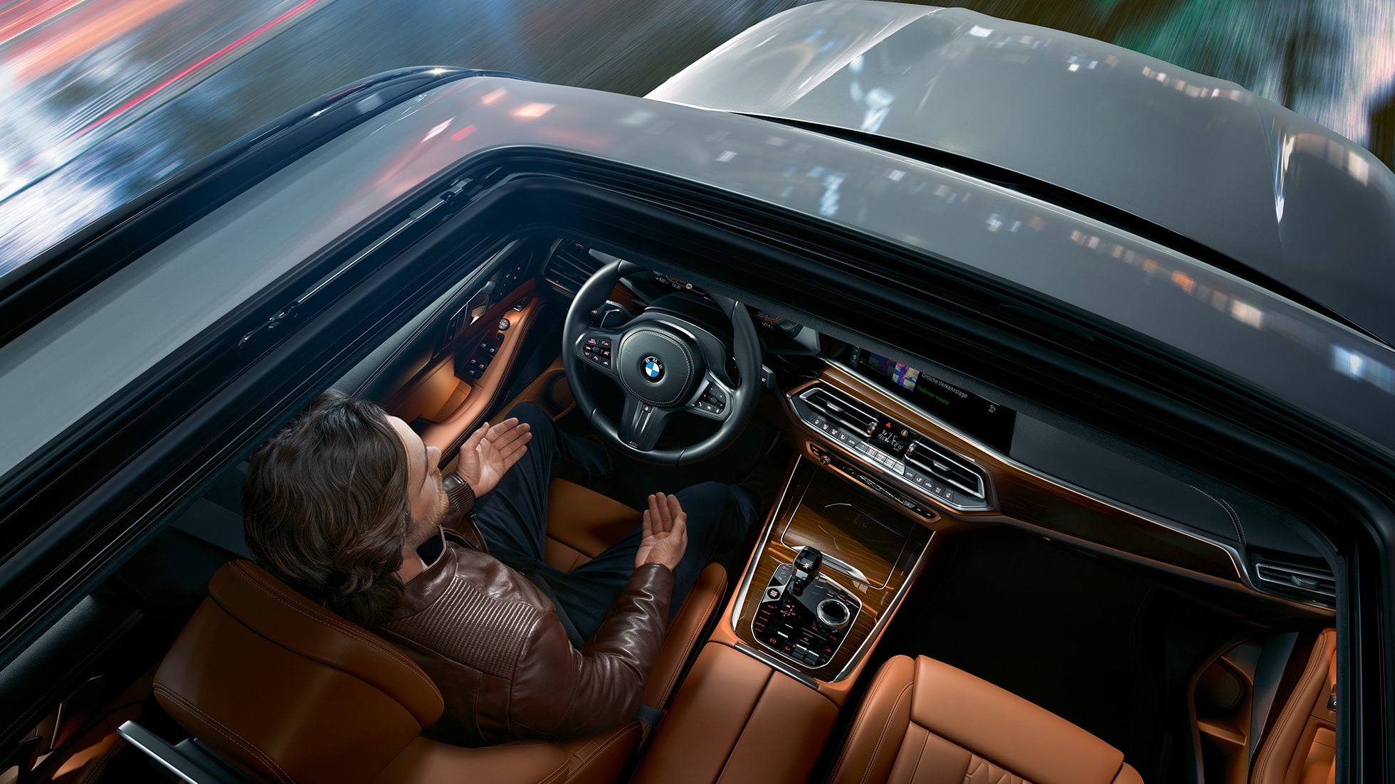 Pohľad cez panoramatickú sklenenú strechu BMW X5 BMW X5 G05 2018 metalíza Mineral White pohľad z vtáčej perspektívy cez panoramatickú sklenenú strechu