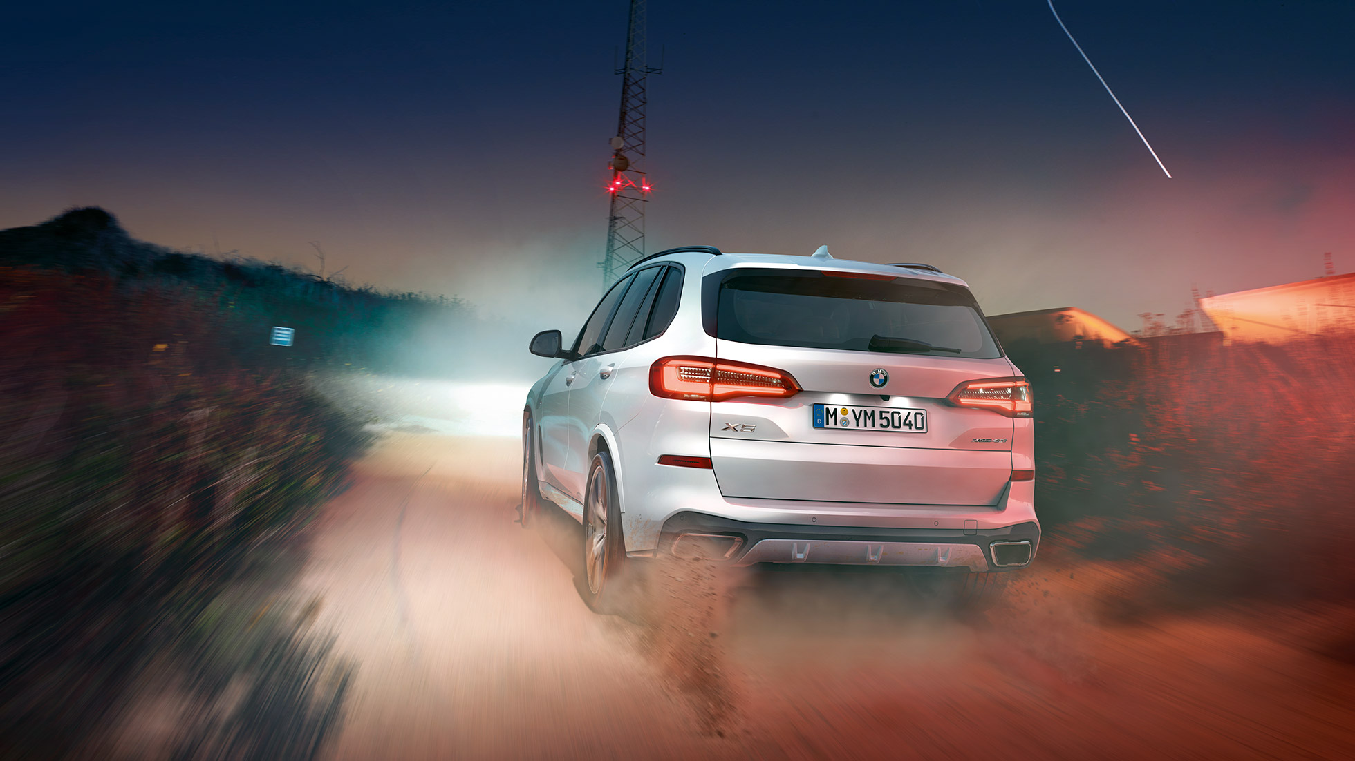 BMW X5 xDrive40i zadný pohľad BMW X5 xDrive40i G05 2018 metalíza Mineral White zadný pohľad
