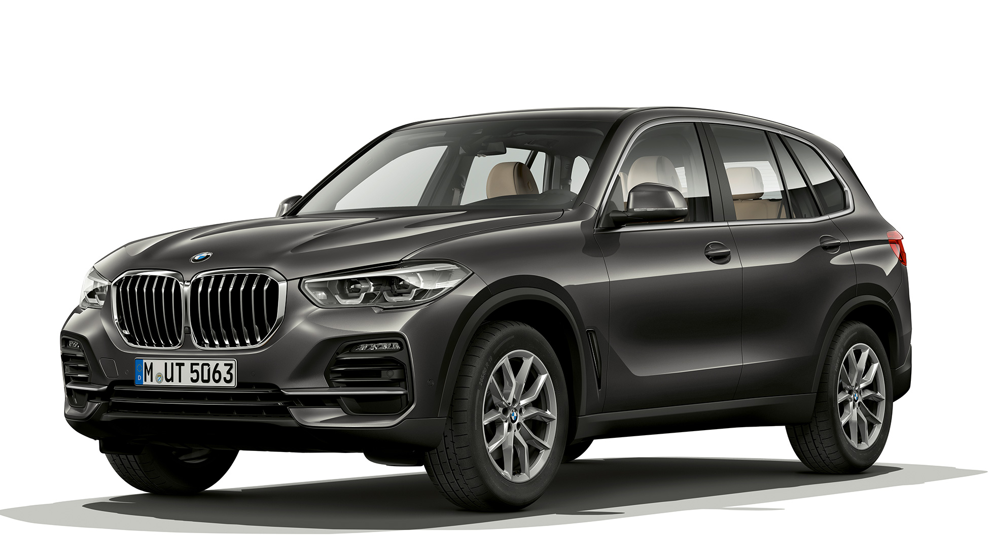 Základný model BMW X5 xDrive30d predobočný pohľad Základný model BMW X5 xDrive30d G05 2018 metalíza Sophisto Grey s briliantovým efektom predobočný pohľad
