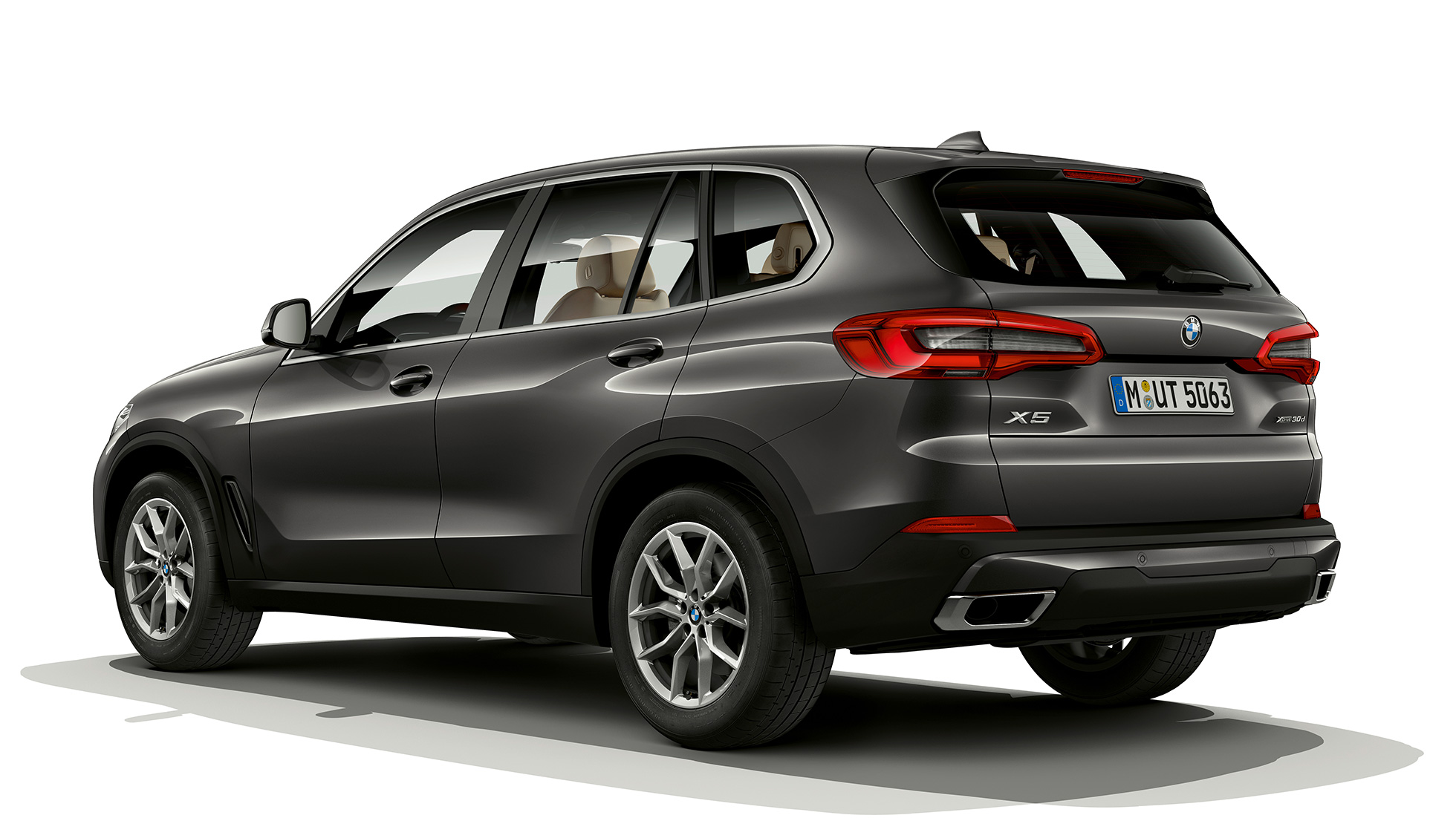 Základný model BMW X5 xDrive30d zadobočný pohľad Základný model BMW X5 xDrive30d G05 2018 metalíza Sophisto Grey s briliantovým efektom zadobočný pohľad