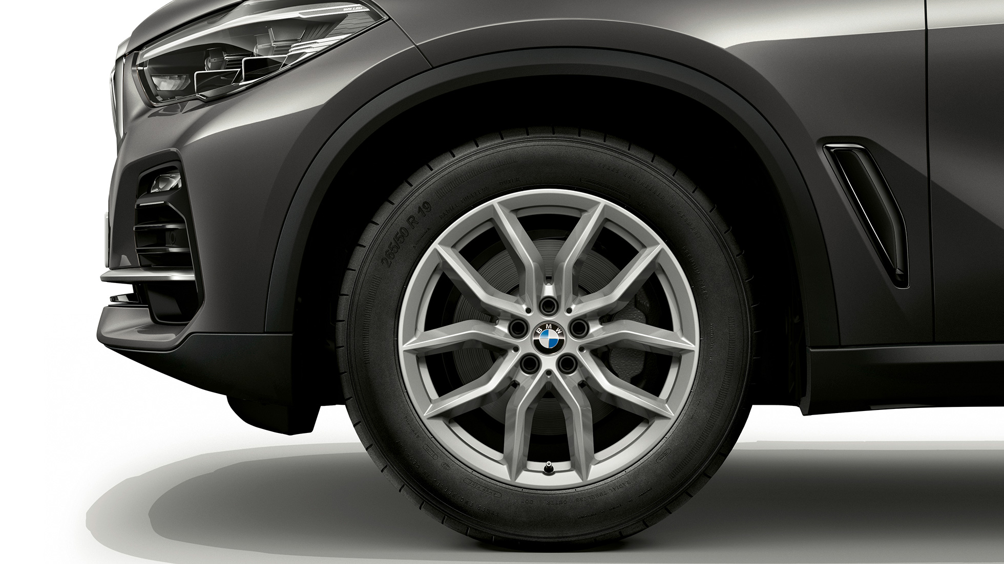 Základný model BMW X5 xDrive30d predobočný pohľad s kolesom Základný model BMW X5 xDrive30d G05 2018 metalíza Sophisto Grey s briliantovým efektom predobočný pohľad s kolesom
