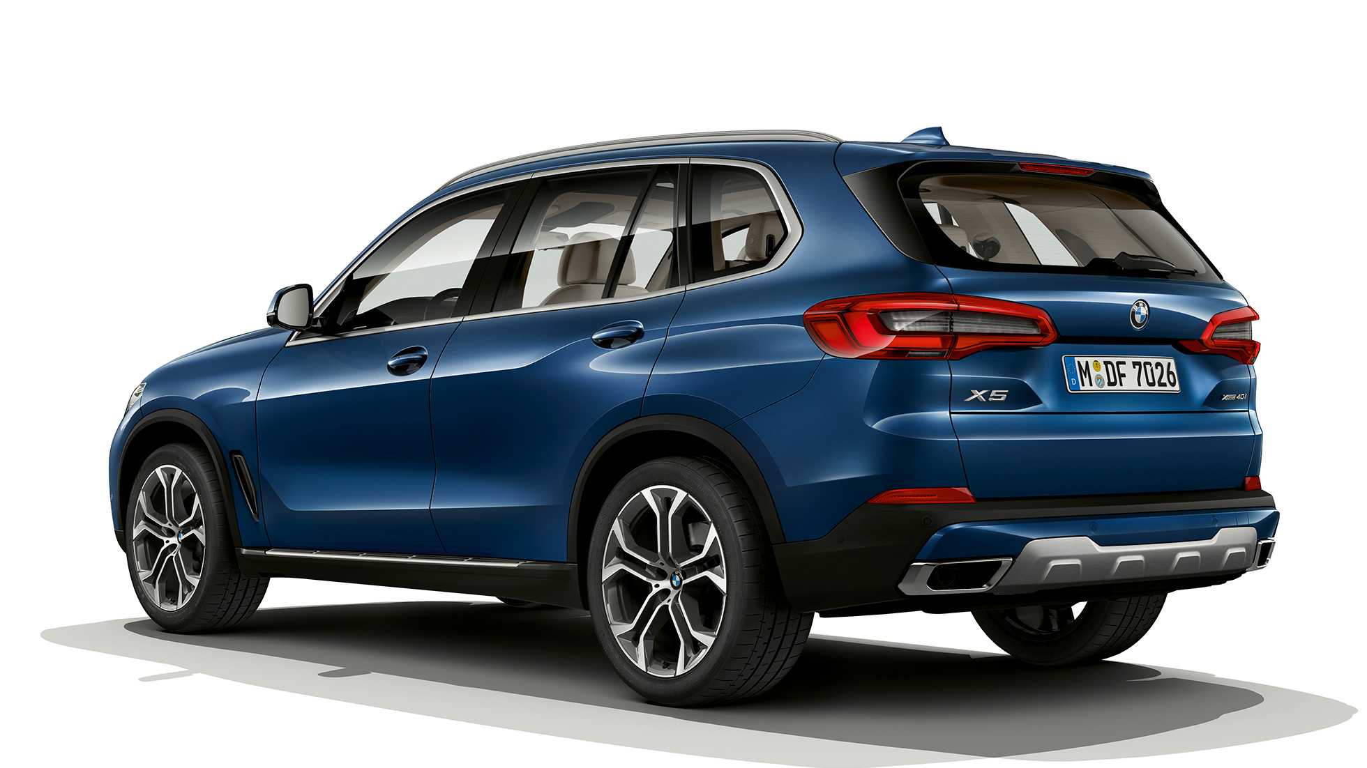 Model xLine BMW X5 xDrive40i zadobočný pohľad Model xLine BMW X5 xDrive40i G05 2018 metalíza Phytonic Blue zadobočný pohľad