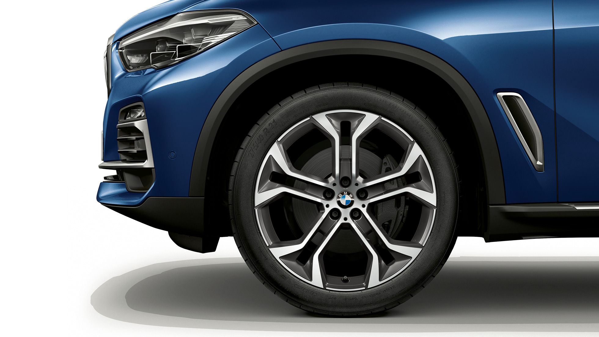Model xLine BMW X5 xDrive40i predobočný pohľad s kolesom Model xLine BMW X5 xDrive40i G05 2018 metalíza Phytonic Blue predobočný pohľad s kolesom