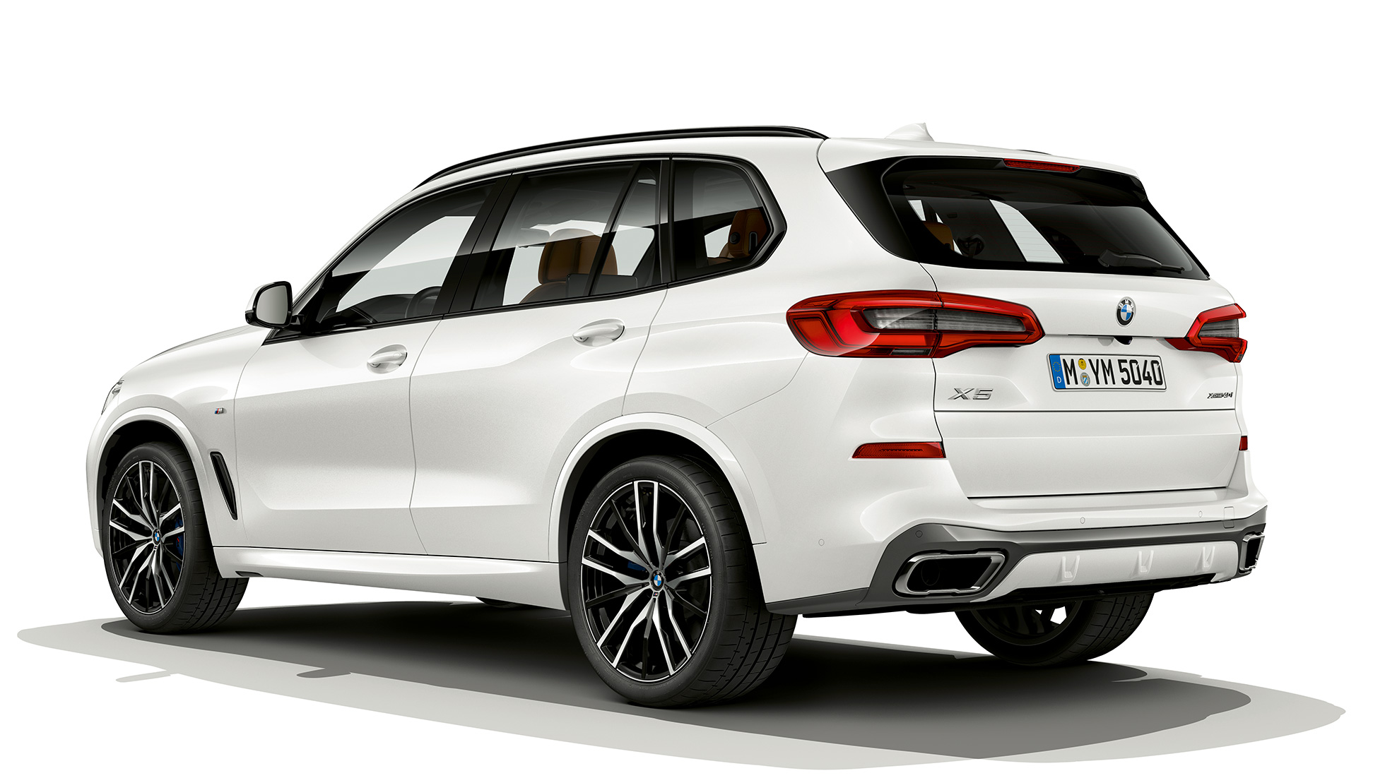 Model M Sport BMW xDrive40i X5 zadobočný pohľad Model M Sport BMW X5 xDrive40i G05 2018 metalíza Mineral White zadobočný pohľad