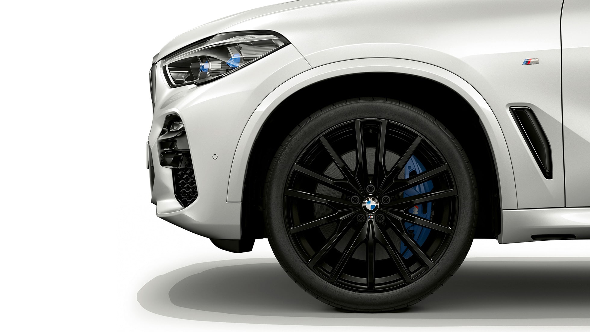 Model M Sport BMW X5 xDrive40i predobočný pohľad s kolesom Model M Sport BMW X5 xDrive40i G05 2018 metalíza Mineral White predobočný pohľad s kolesom