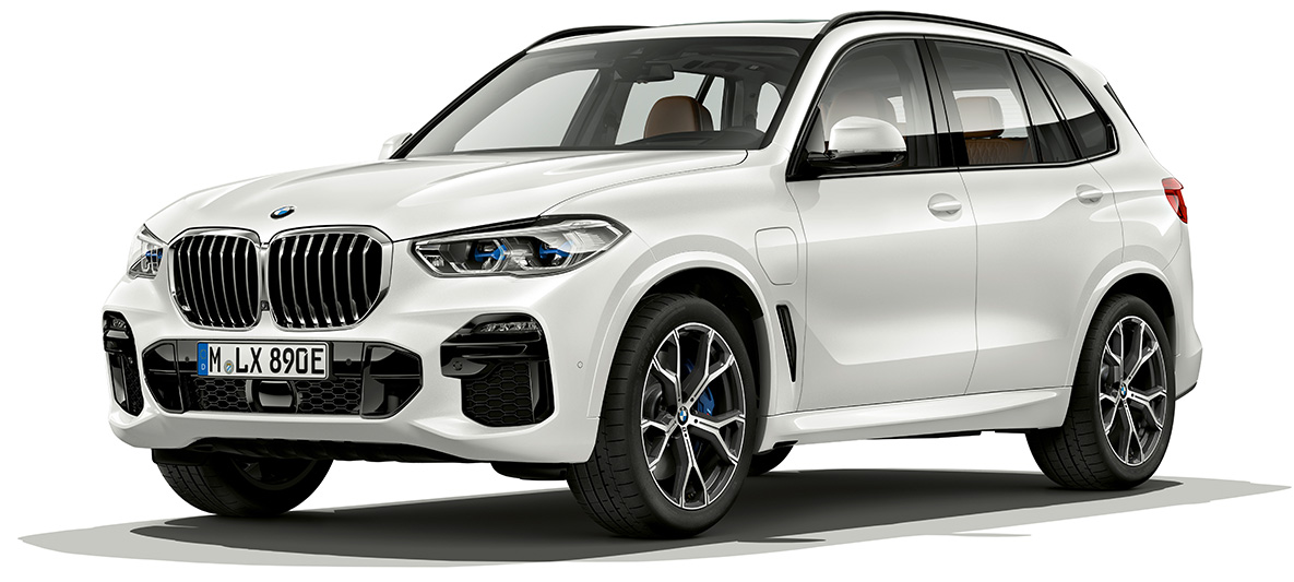 BMW X5 xDrive45e predobočný pohľad BMW X5 xDrive45e G05 2018 metalíza Mineral White predobočný pohľad zhora