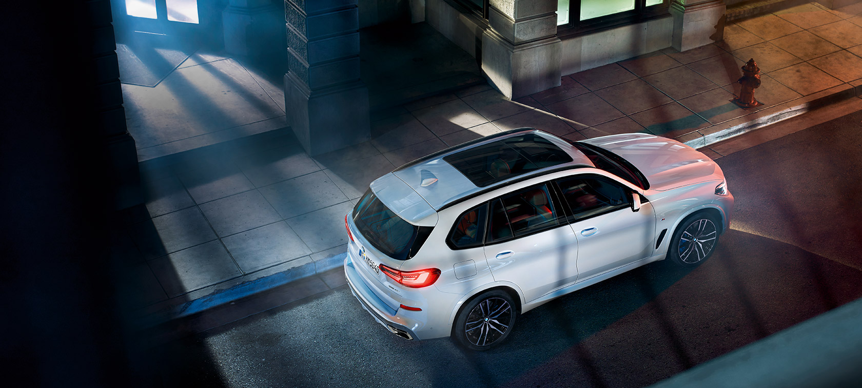 BMW X5 pohľad z vtáčej perspektívy BMW X5 G05 2018 metalíza Mineral White pohľad z vtáčej perspektívy