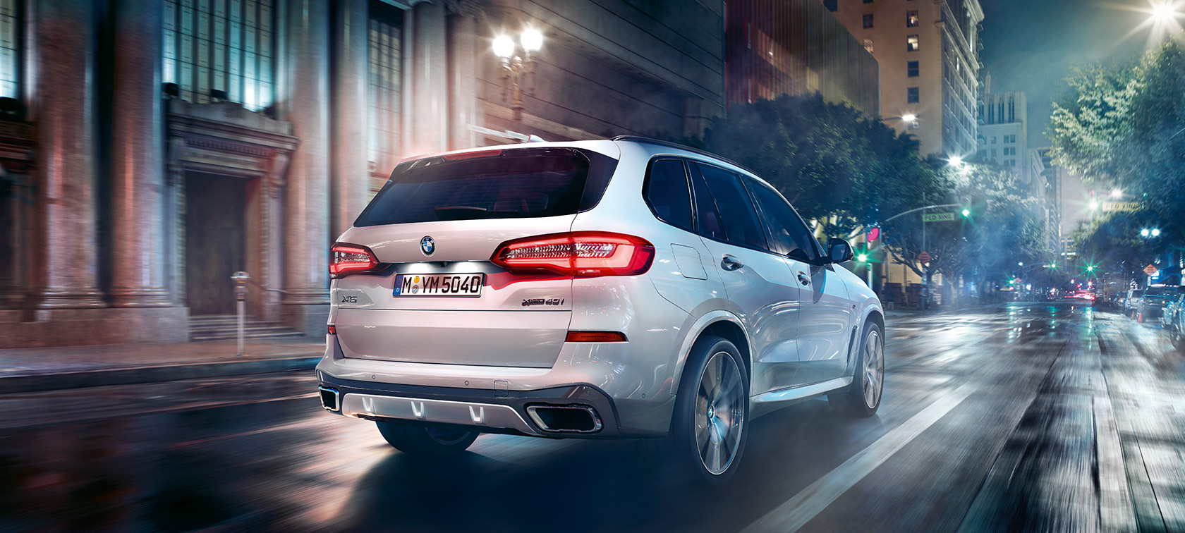 BMW X5 zadobočný pohľad jazda BMW X5 G05 2018 metalíza Mineral White zadobočný pohľad jazda
