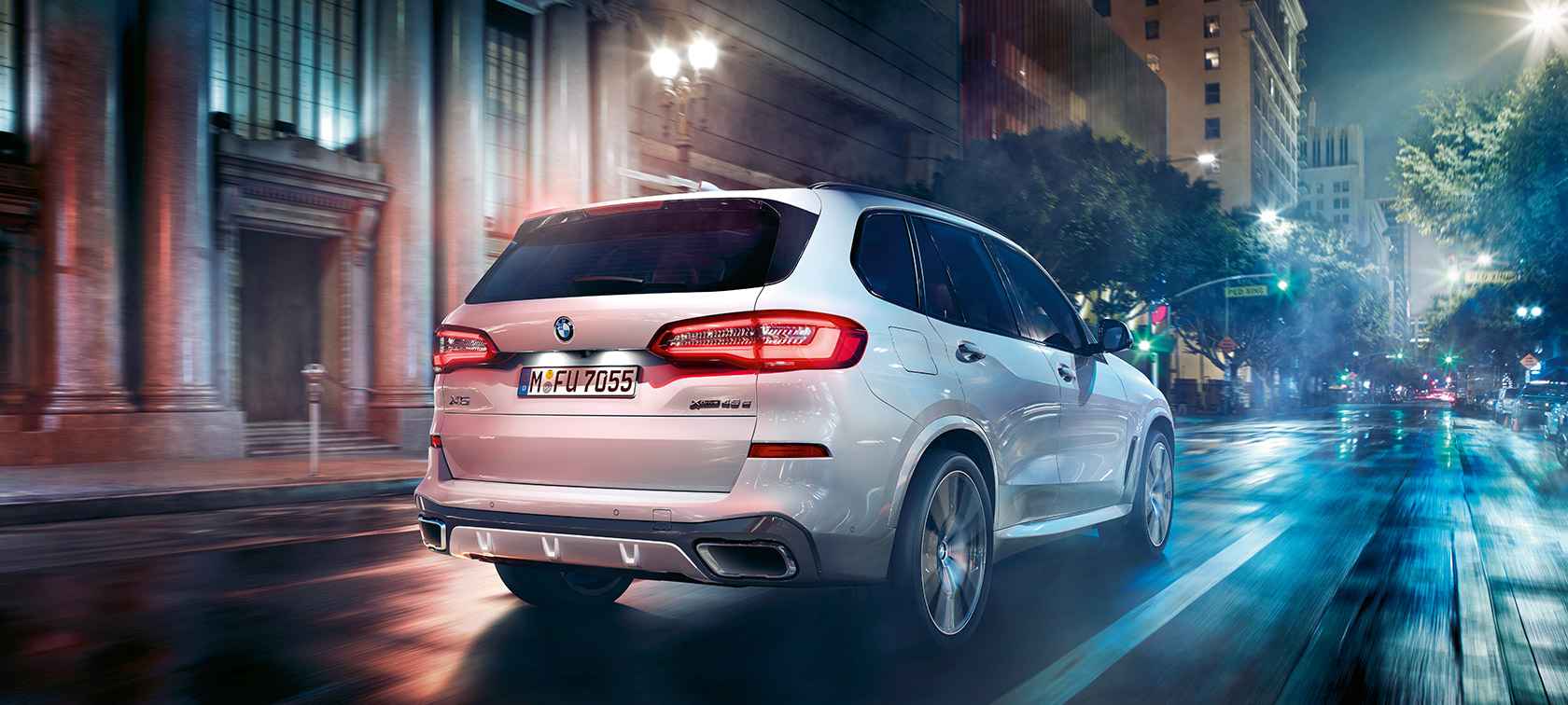 BMW X5 zadobočný pohľad jazda BMW X5 G05 2018 metalíza Mineral White zadobočný pohľad jazda