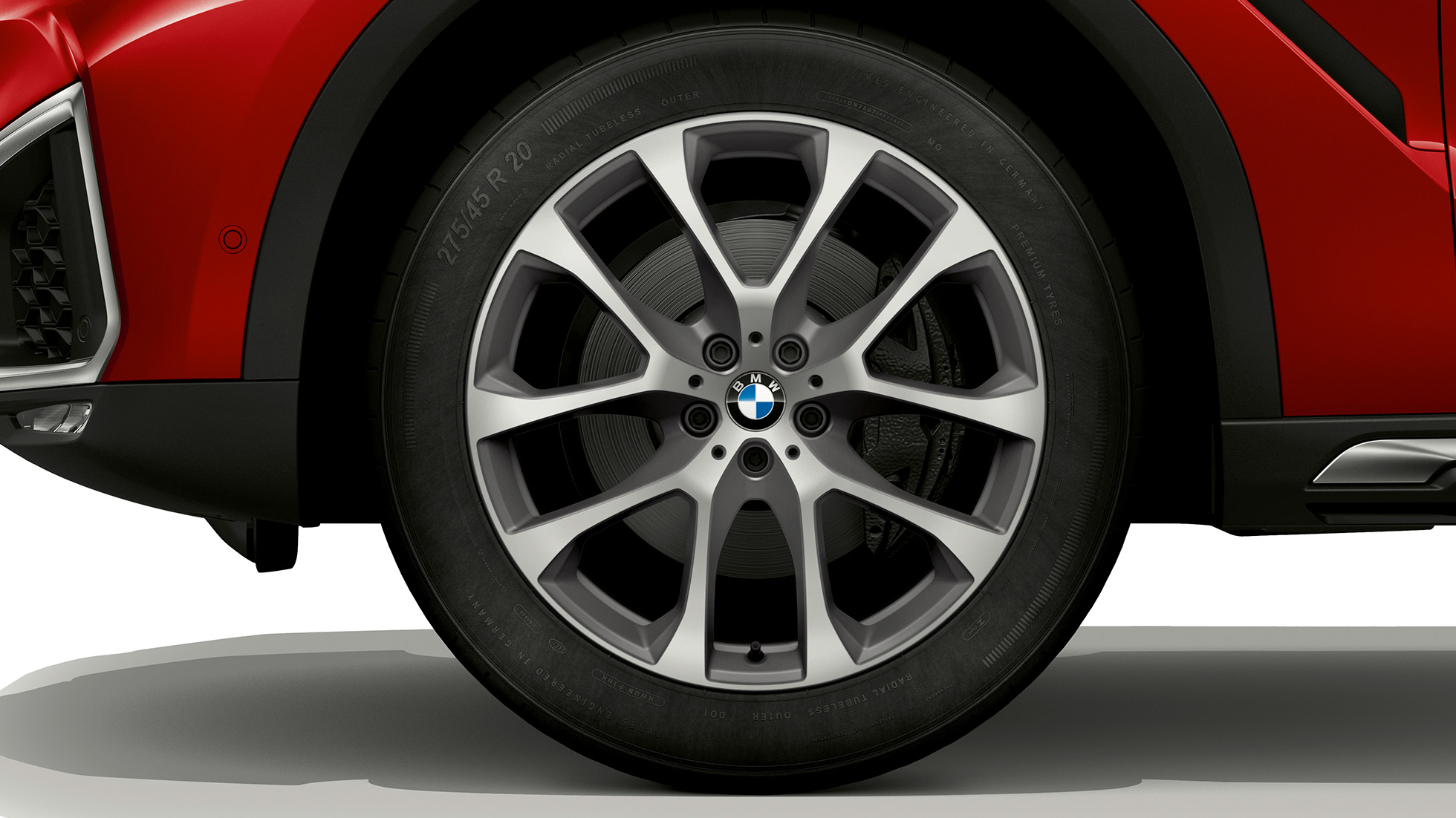 BMW X6 s BMW xLine, disk kolesa z ľahkej zliatiny. BMW X6 s BMW xLine so zameraním na disk kolesa z ľahkej zliatiny.