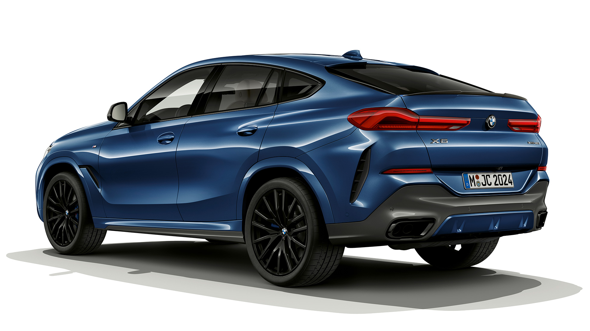 BMW X6 s balíkom M Sport, zadný pohľad. BMW X6 s balíkom M Sport v trojštvrťovom zadnom pohľade.