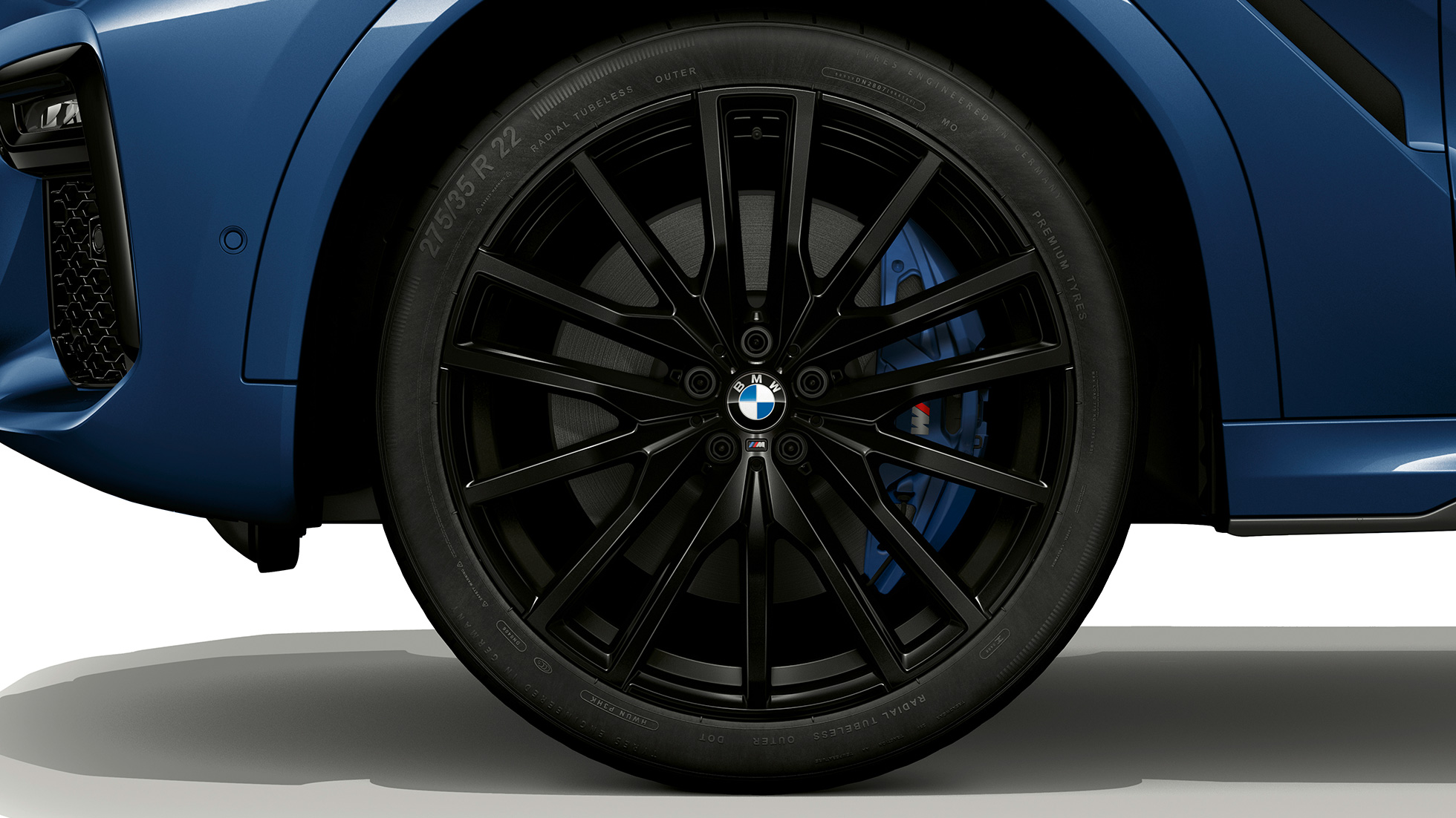 BMW X6 s balíkom M Sport, disk kolesa z ľahkej zliatiny. BMW X6 s balíkom M Sport so zameraním na disk kolesa z ľahkej zliatiny.