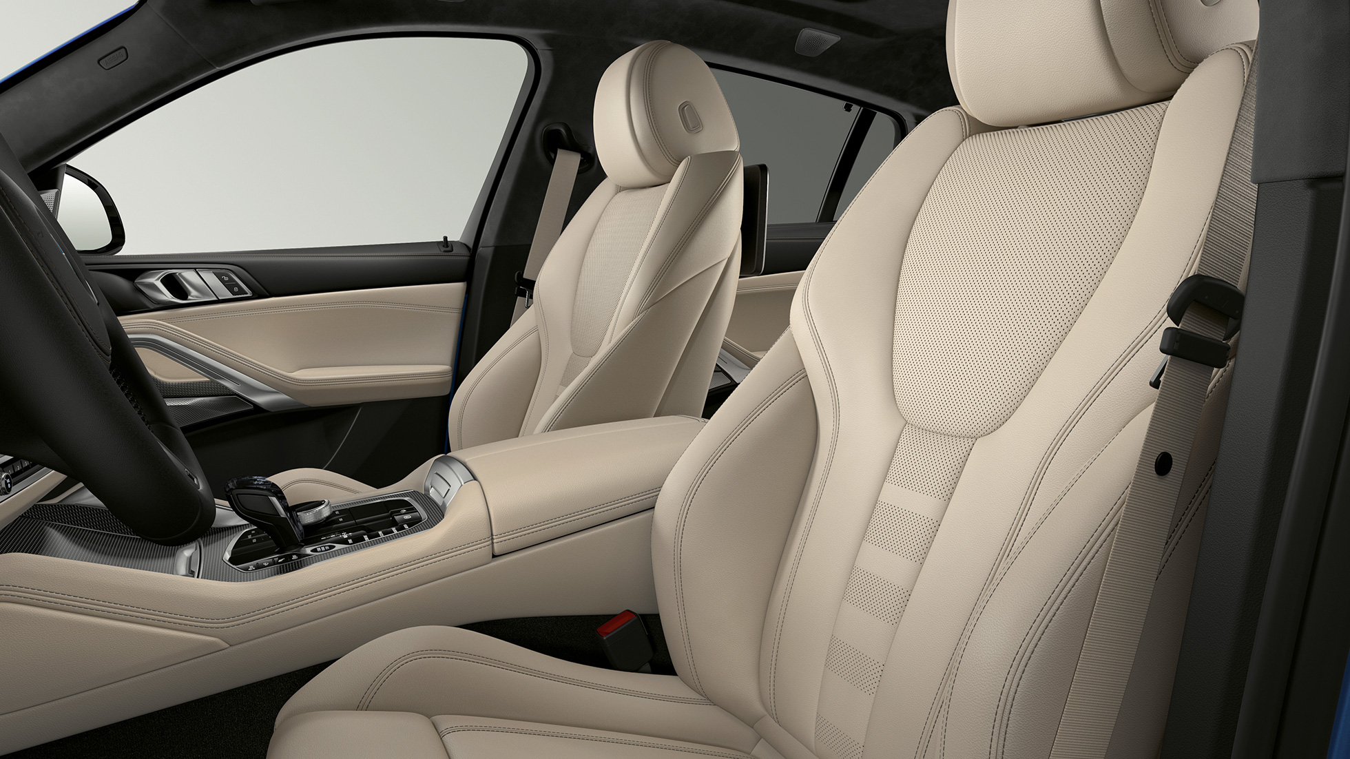 BMW X6 s balíkom M Sport, čalúnenie. BMW X6 interiér s balíkom M Sport so zameraním na čalúnenie.
