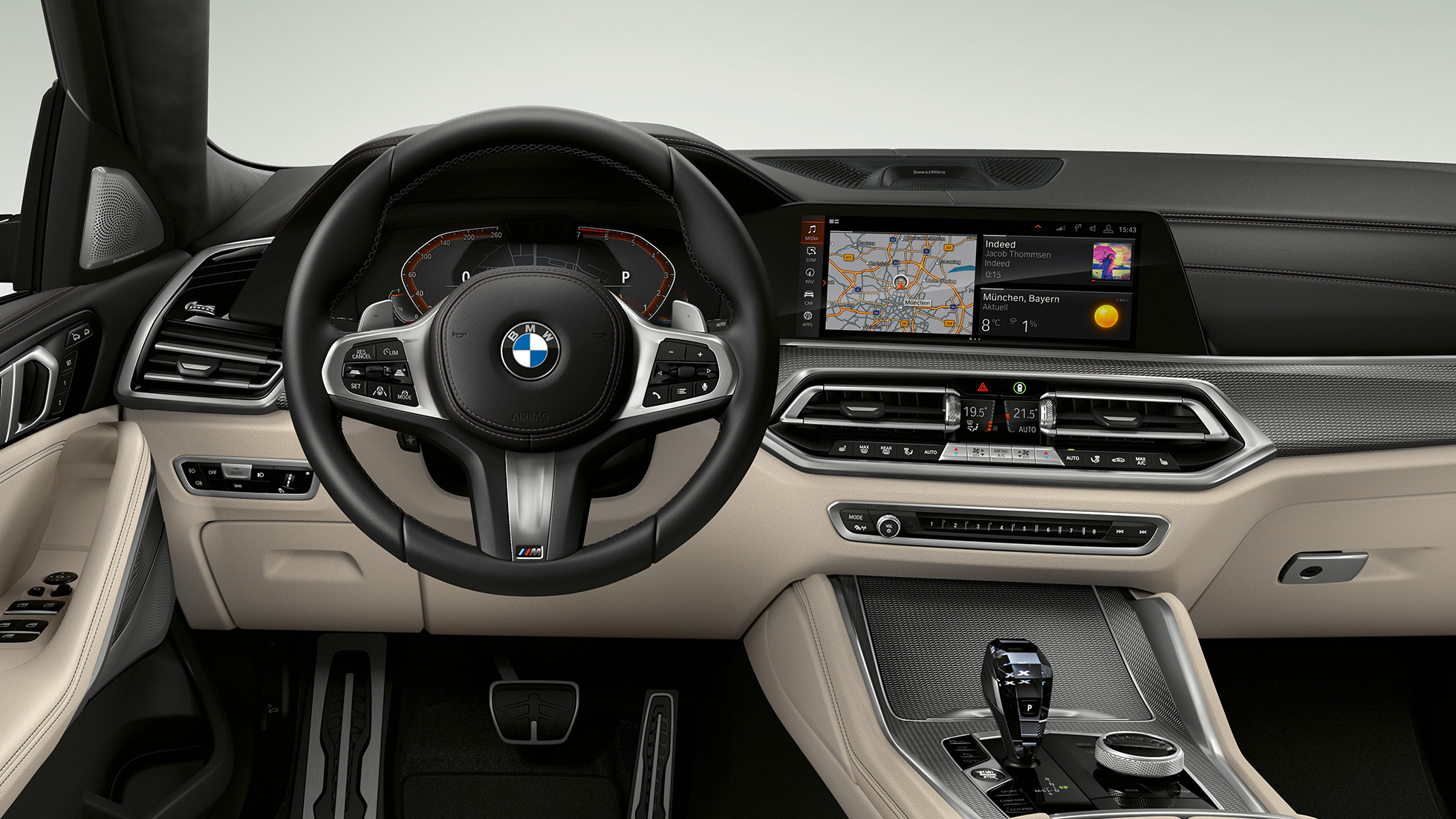 BMW X6 s balíkom M Sport, kokpit. BMW X6 interiér s balíkom M Sport so zameraním na kokpit.