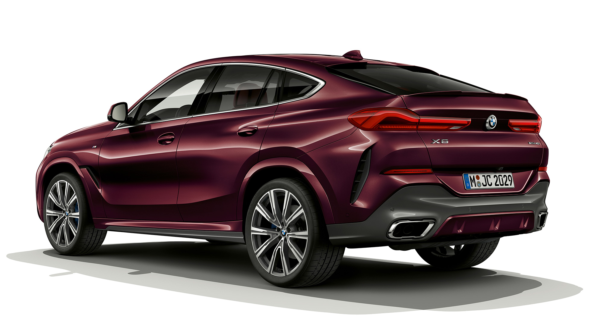 BMW X6 s BMW Individual, zadná časť. BMW X6 s BMW Individual v trojštvrťovom zadnom pohľade.