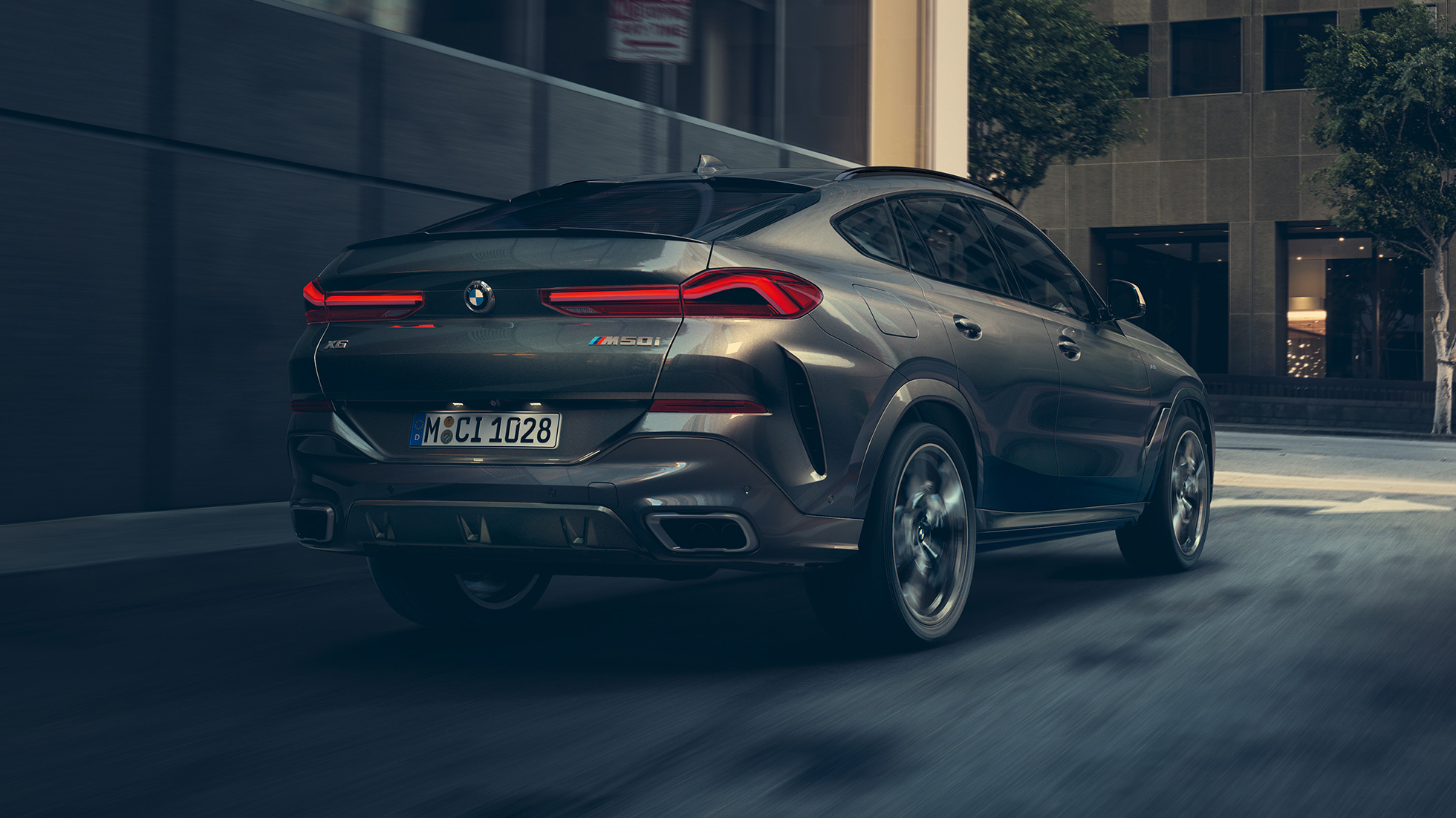 Adaptívny M podvozok Professional. Trojštvrťový pohľad zozadu na BMW X6.