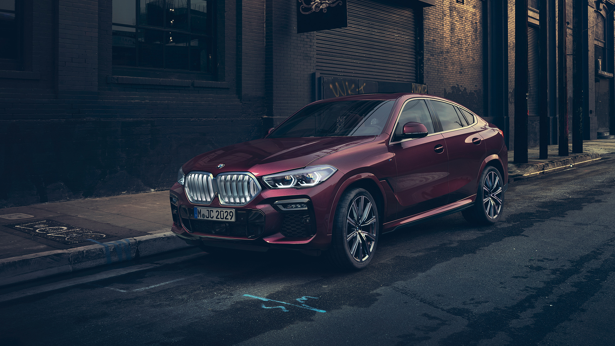BMW X6 Individual exteriér. BMW X6 Individuálne, stojace, trojštvrťový predný pohľad.