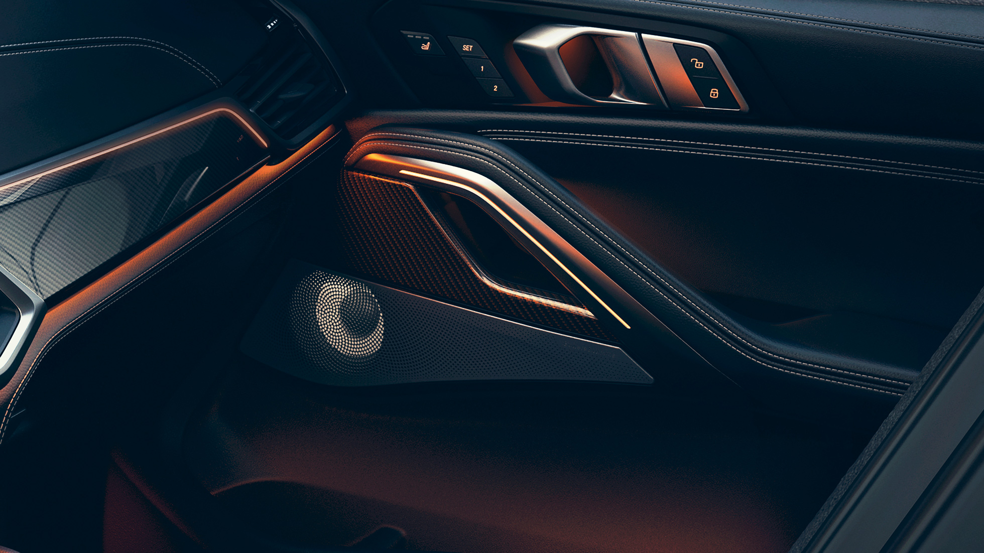 BMW X6 reproduktor. Detail BMW interiéru so zameraním na reproduktor.