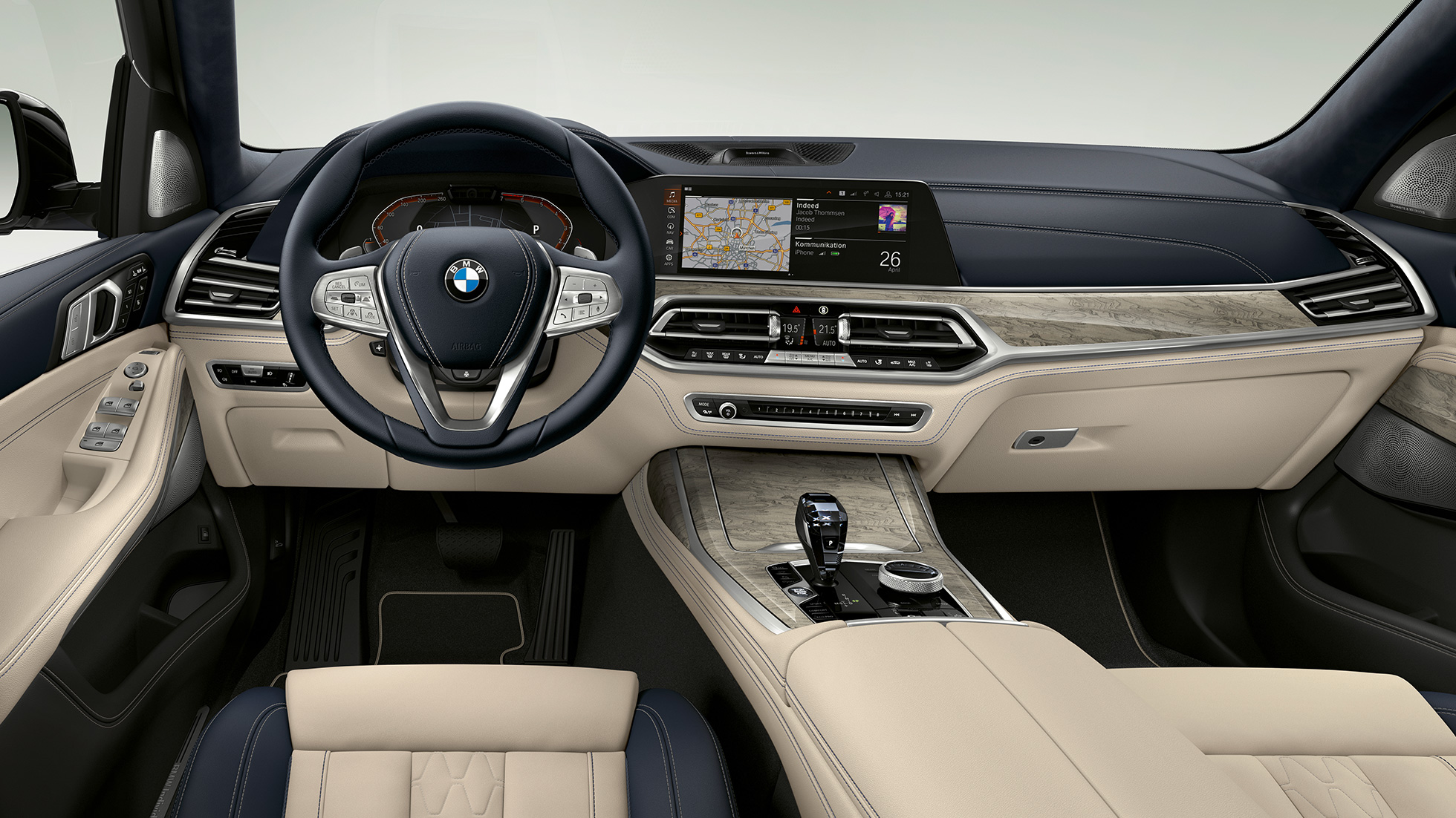 BMW X7, kokpit Design Pure Excellence Čelný záber na kokpit vodiča v BMW X7 s výbavou Design Pure Excellence