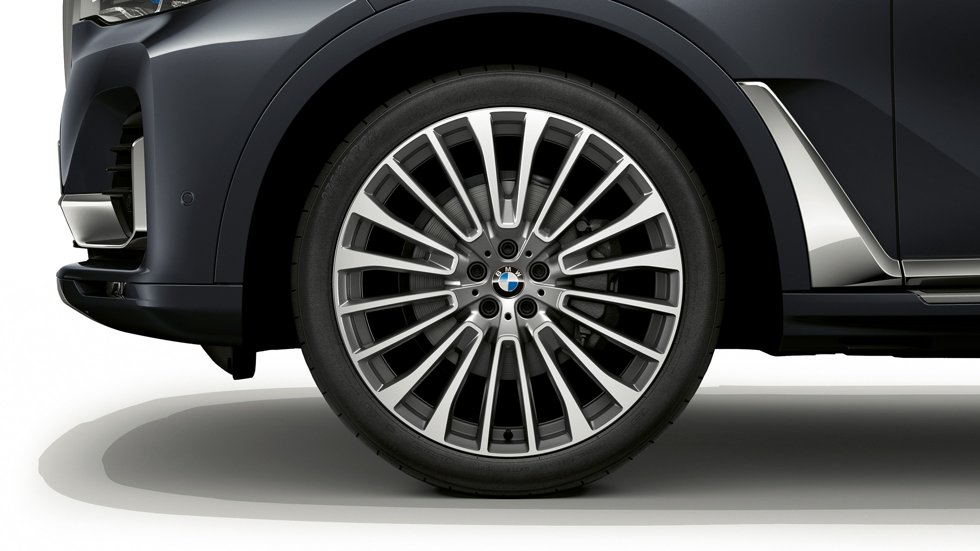 BMW X7, disk z ľahkej zliatiny Design Pure Excellence Detailný záber na disk z ľahkej zliatiny BMW X7 s výbavou Design Pure Excellence