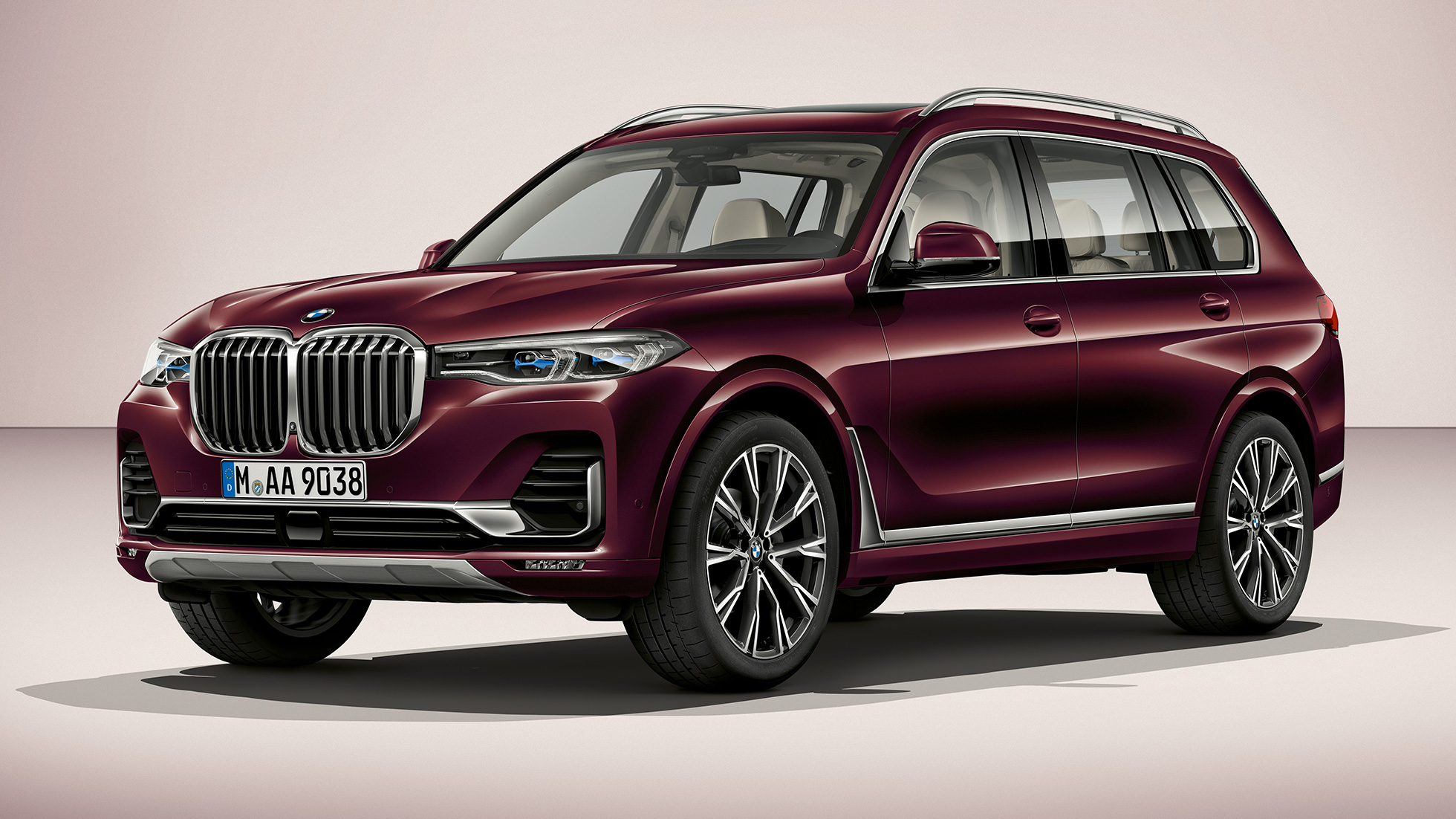 BMW X7 M Šport balík Štúdiový predobočný záber na BMW X7 s M Šport balíkom