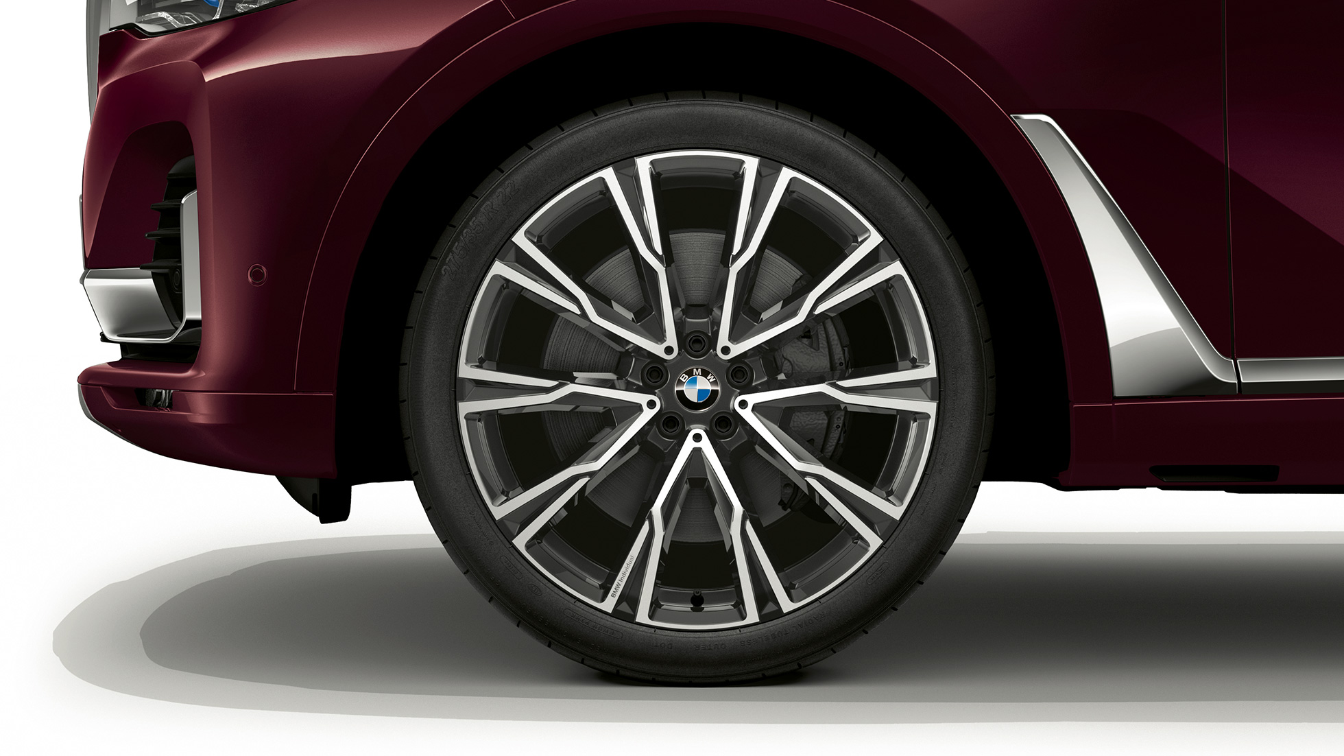 BMW X7, M Šport balík, disk z ľahkej zliatiny Detailný záber na disk z ľahkej zliatiny BMW X7 s M Šport balíkom