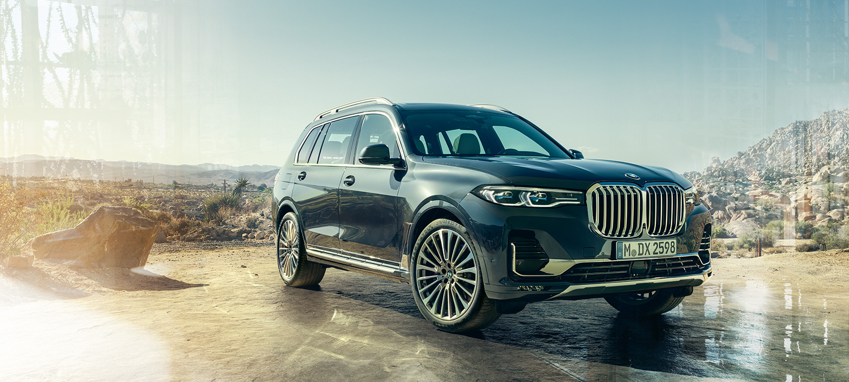 BMW X7, trojštvrťový predný pohľad BMW X7 vo farbe Arctic Grey, stojace pred púštnym pozadím, trojštvrťový predný pohľad, G07 2019
