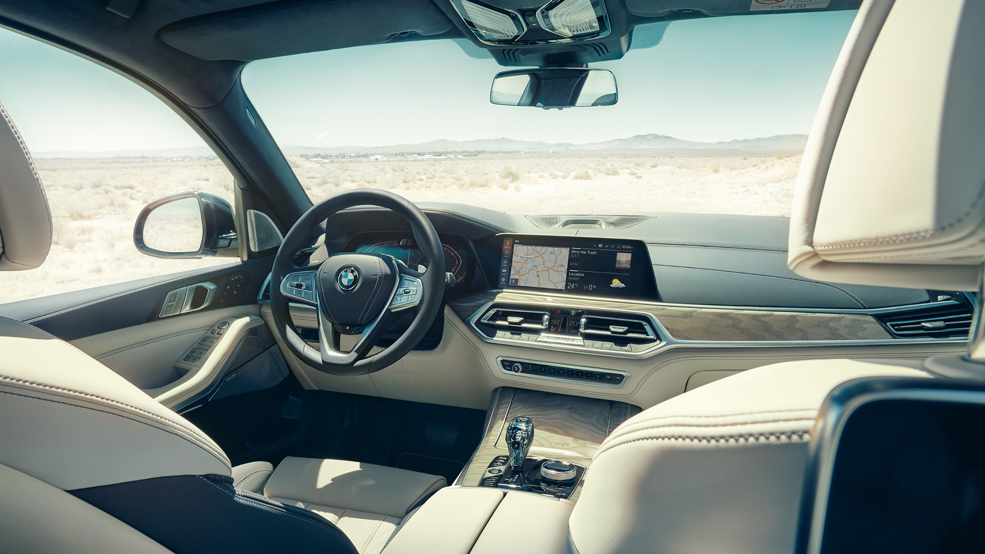 BMW Live Cockpit Professional BMW Live Cockpit Professional: Pohľad zozadu na predné sedadlá, volant a prístrojový panel