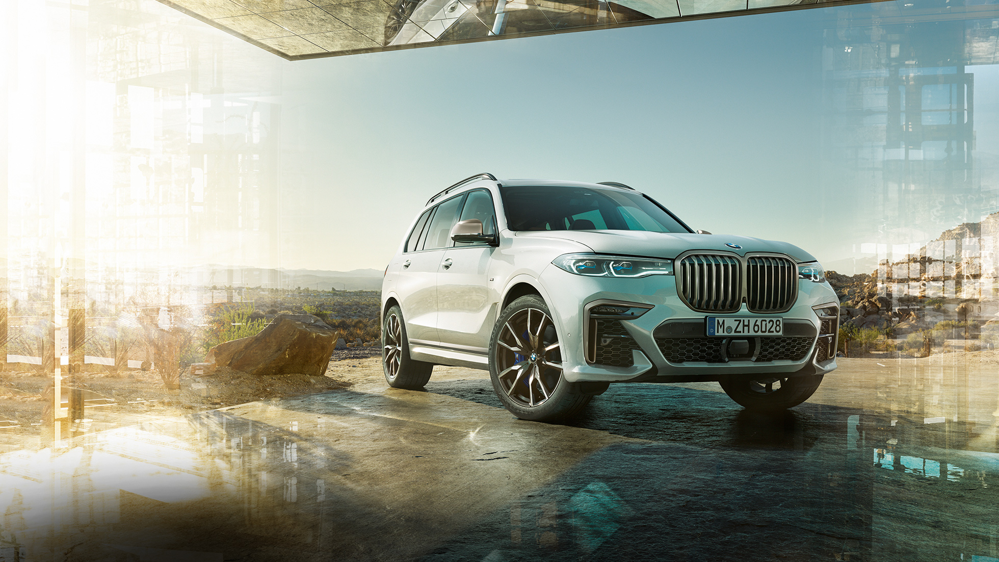 BMW X7 M50d, predobočný pohľad BMW X7 M50d: stojace biele BMW X7 z predobočného pohľadu