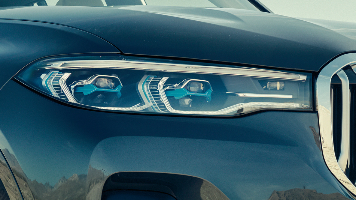 BMW Laserlight BMW Laserlight: Detailný pohľad na prednú časť BMW X7 v trojštvrťovom čelnom pohľade