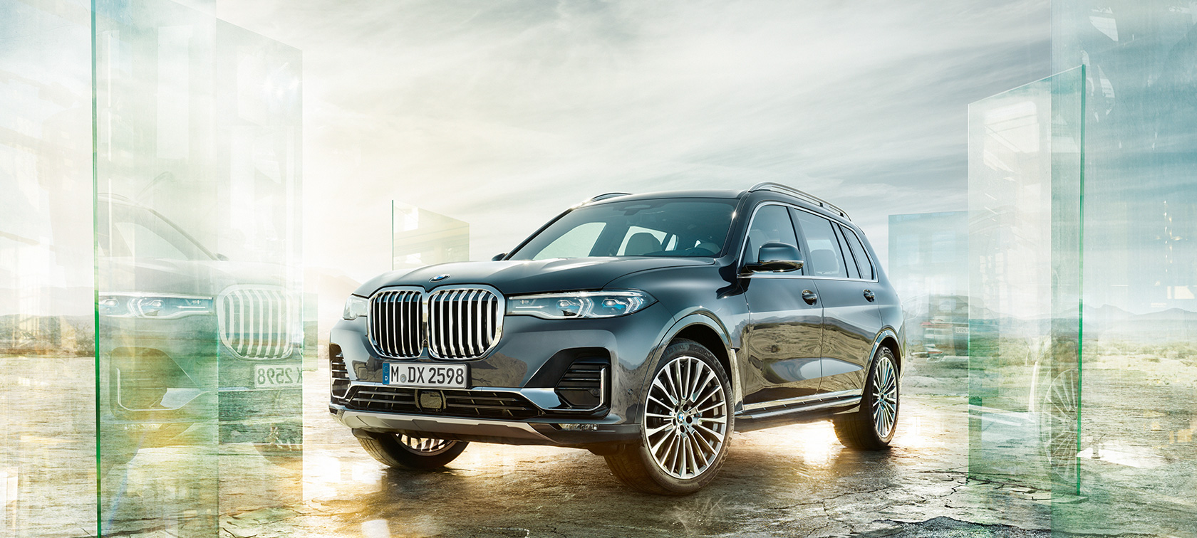 BMW X7, predobočný záber BMW X7 v predobočnom zábere pred scenériou púšte