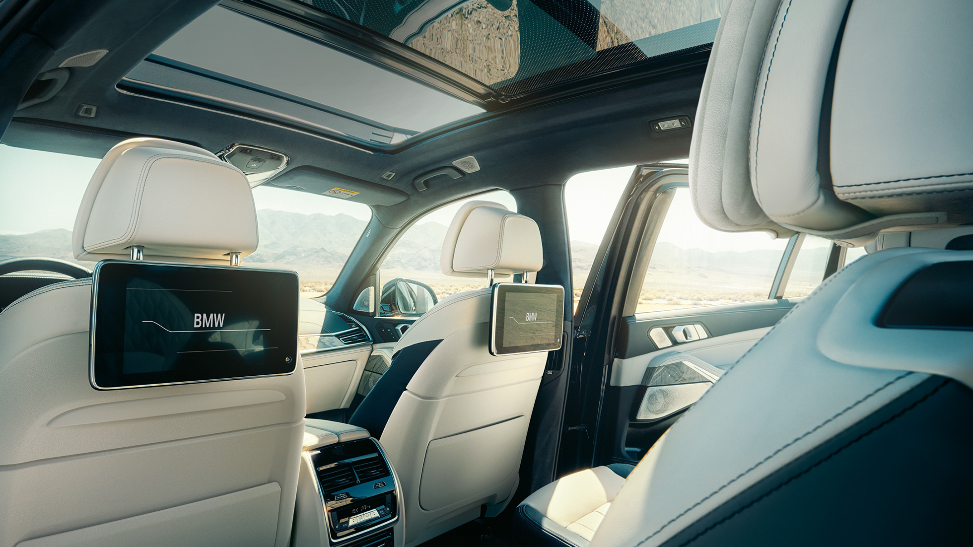 Interiér BMW X7 Interiér BMW X7: pohľad z tretieho radu sedadiel